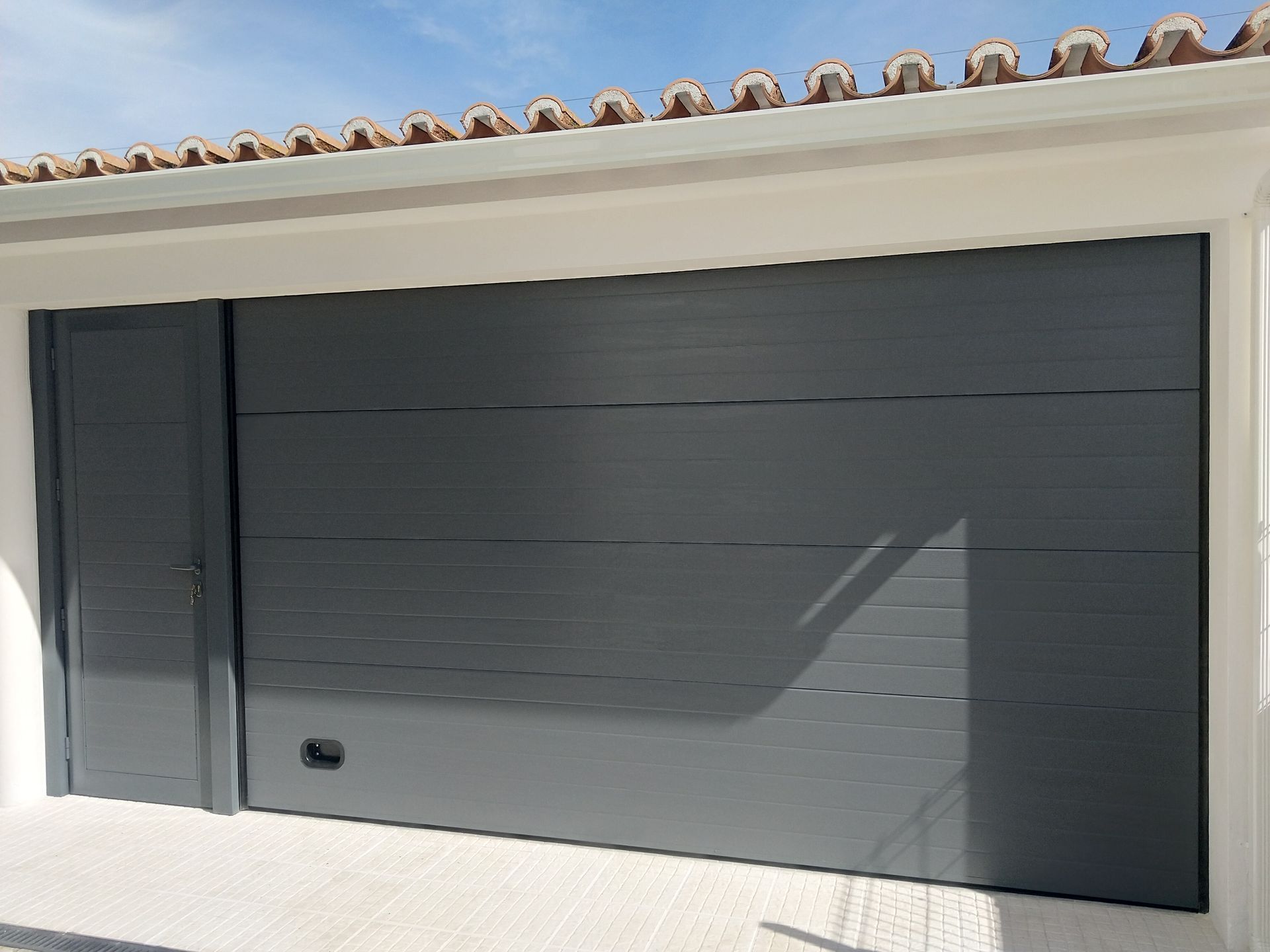 N.Portas - Comercialização, manutenção e assistência técnica de portas automáticas, portões seccionados e automatismos.