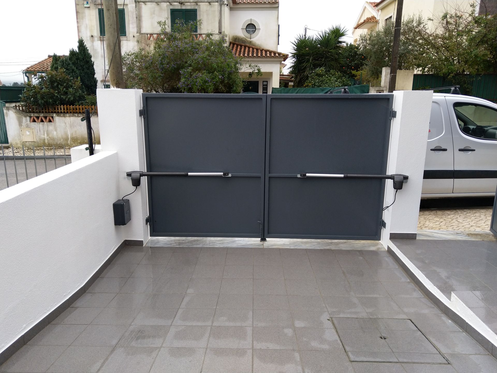 N.Portas - Comercialização, manutenção e assistência técnica de portas automáticas, portões seccionados e automatismos.