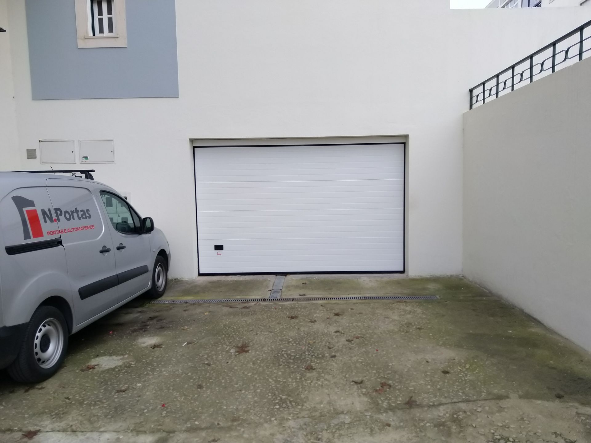 N.Portas - Comercialização, manutenção e assistência técnica de portas automáticas, portões seccionados e automatismos.