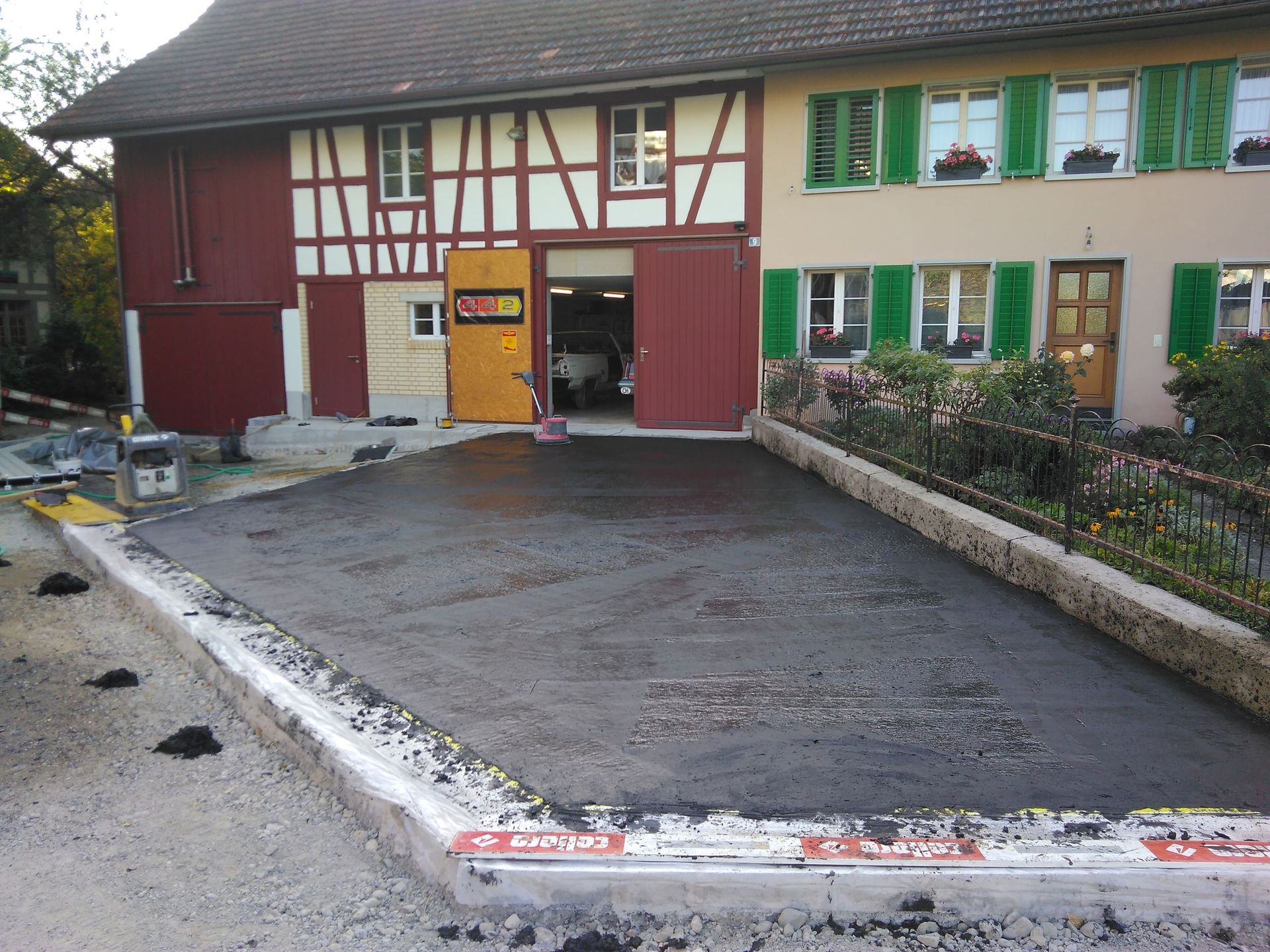 Betonarbeiten Monobeton eingefärbt für Hausplatz - Thalheim a. d. Thur - Gysi Bau GmbH