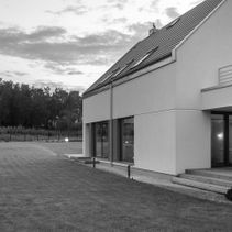 Una fotografía en blanco y negro de una casa con muchas ventanas.