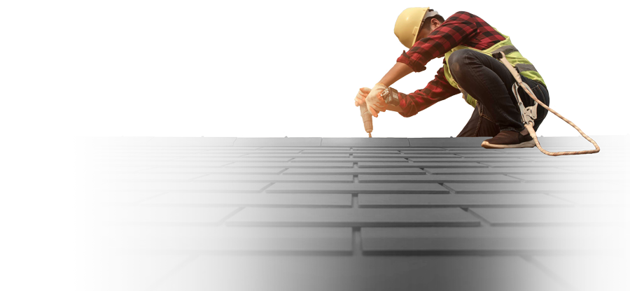 Une personne détourée pose  des ardoises sur un toit