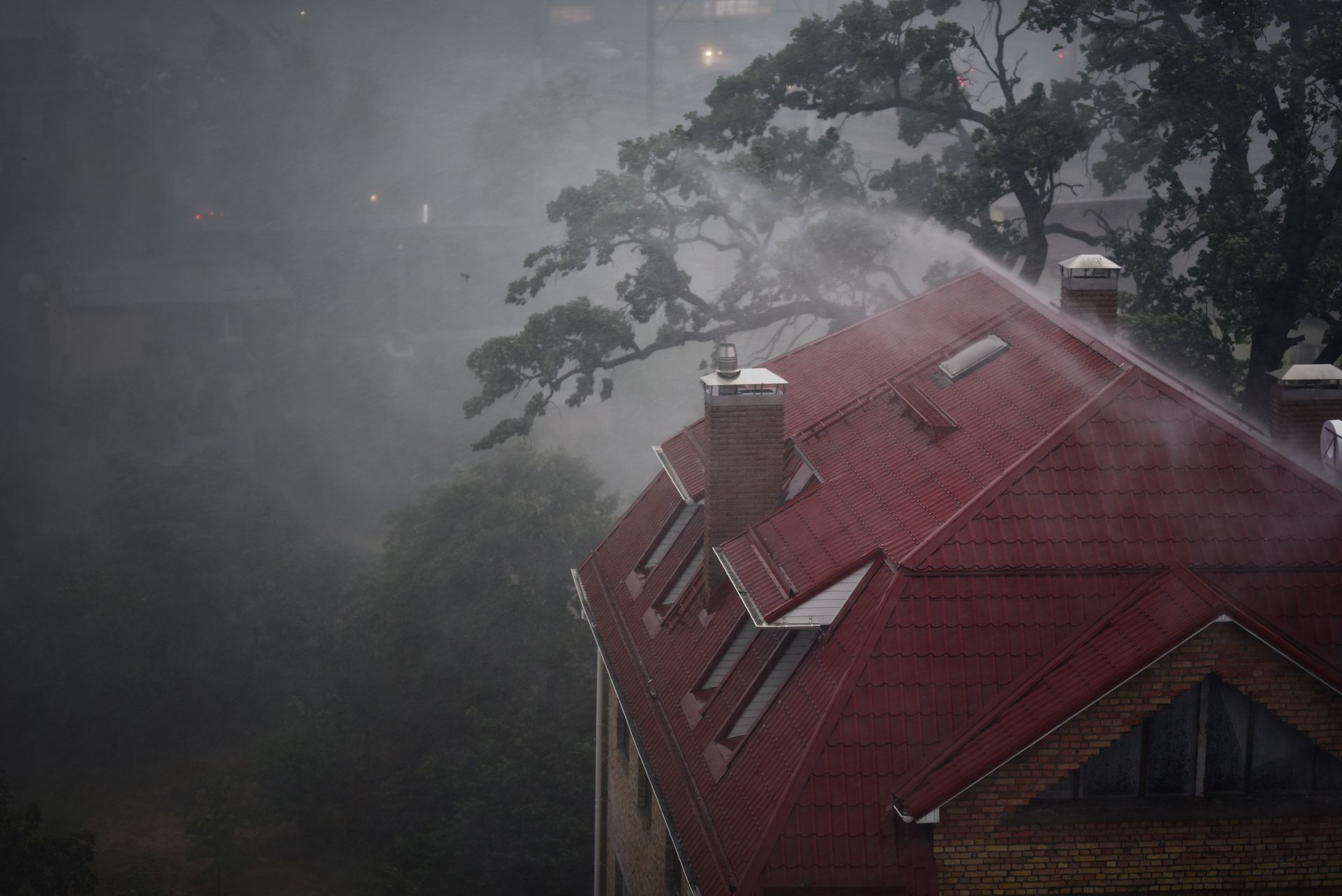 Une maison sous la tempête dont l'étanchéité est mise à rude épreuve