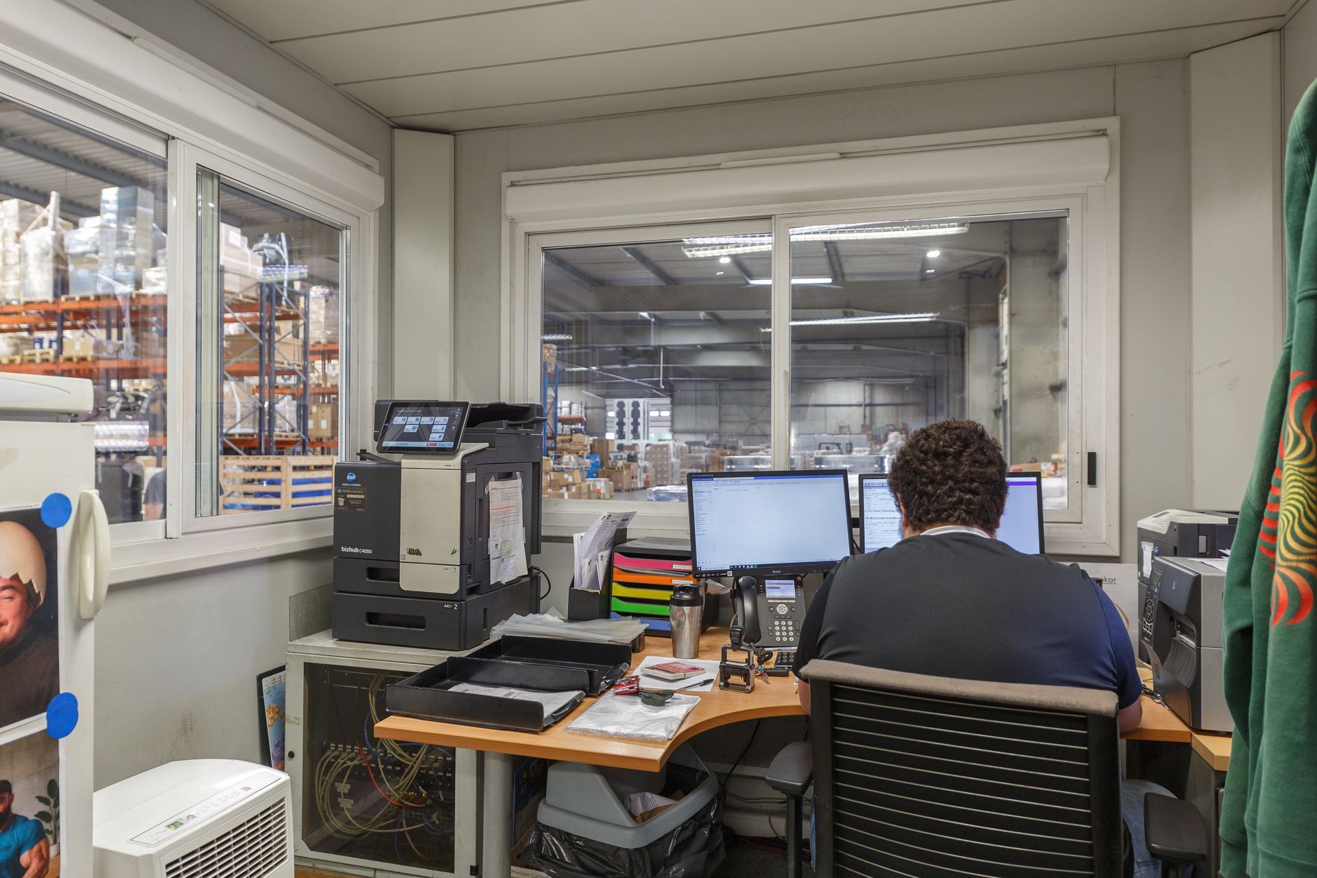 Opérateur logistique derrière un PC