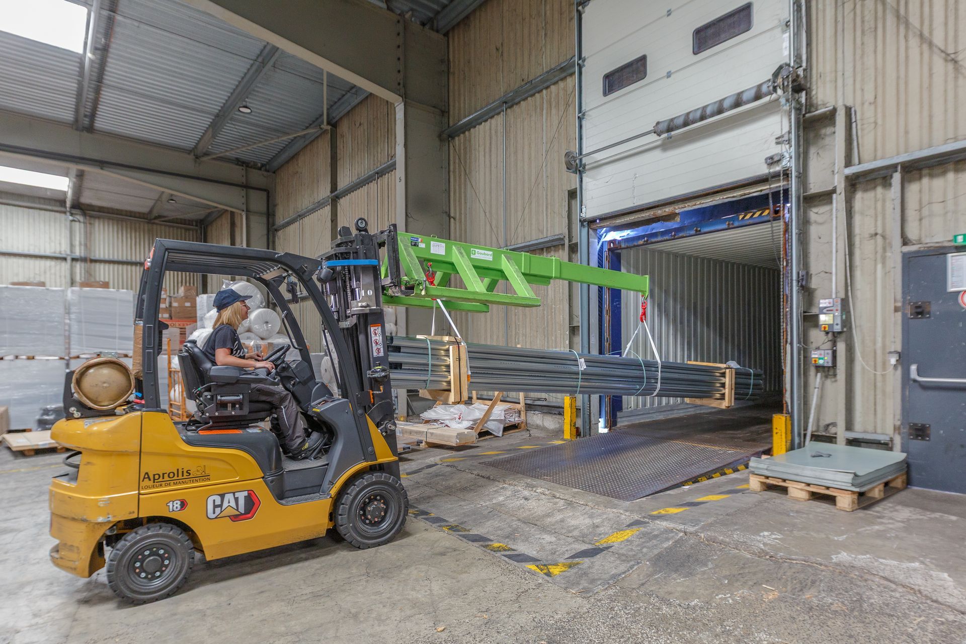 Chargement de barres de fer dans un container