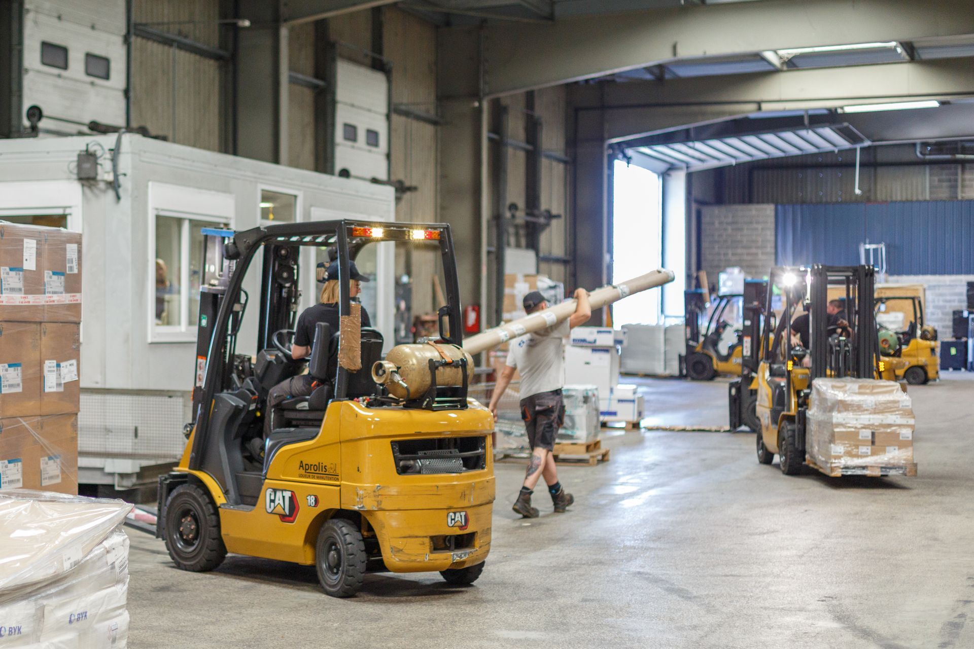 Employés dans un hangar de stockage