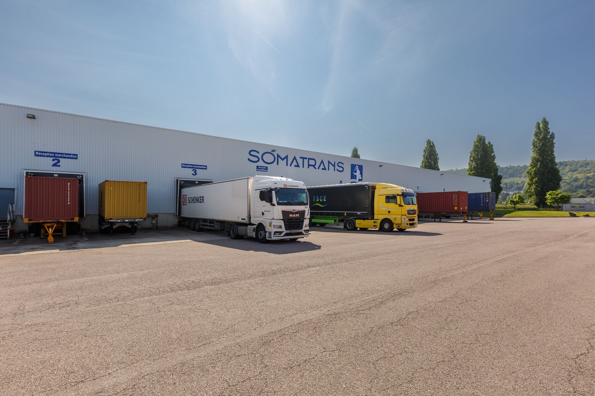 Sortie de camions d'un entrepôt