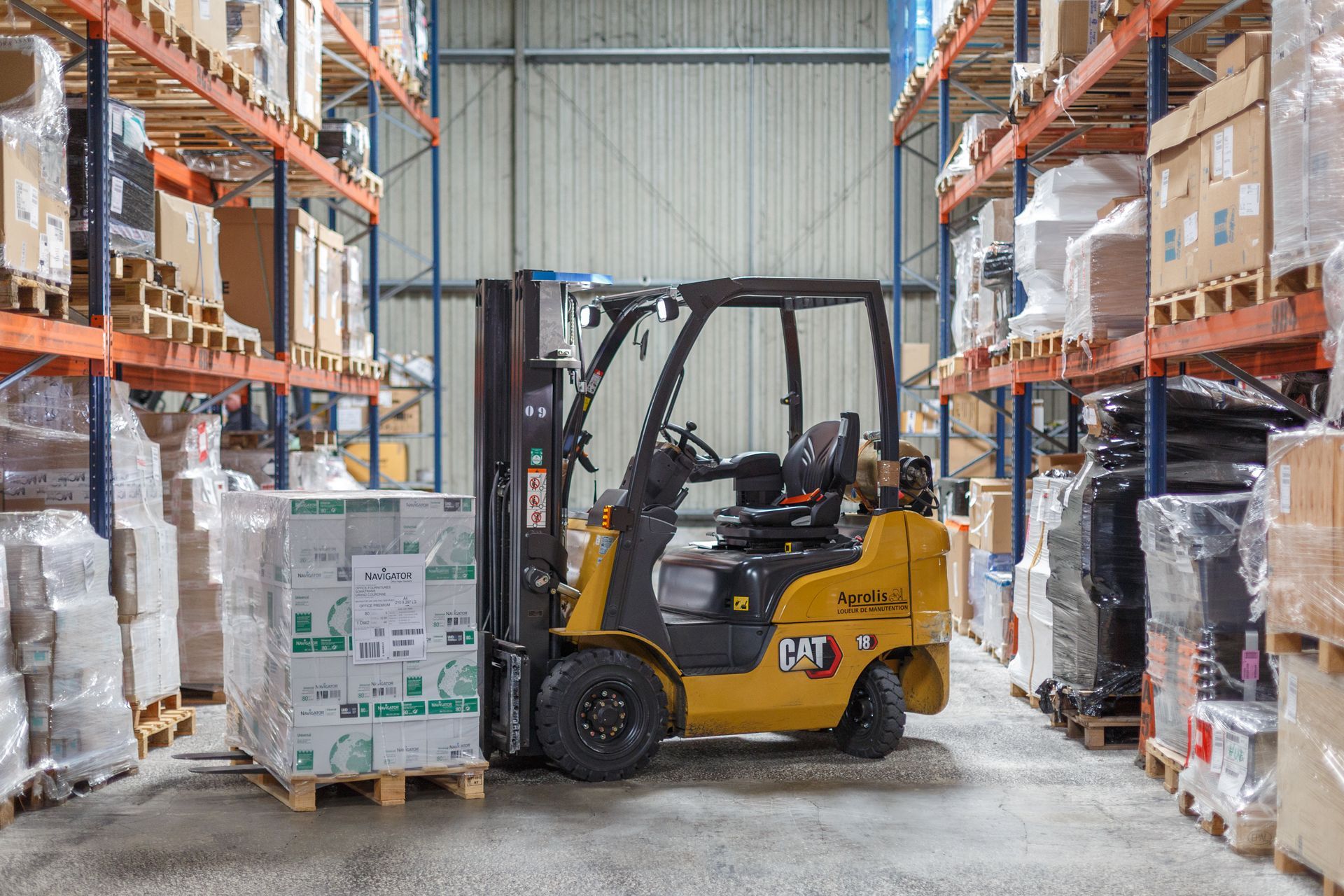 Manutention d'une palette dans un entrepôt