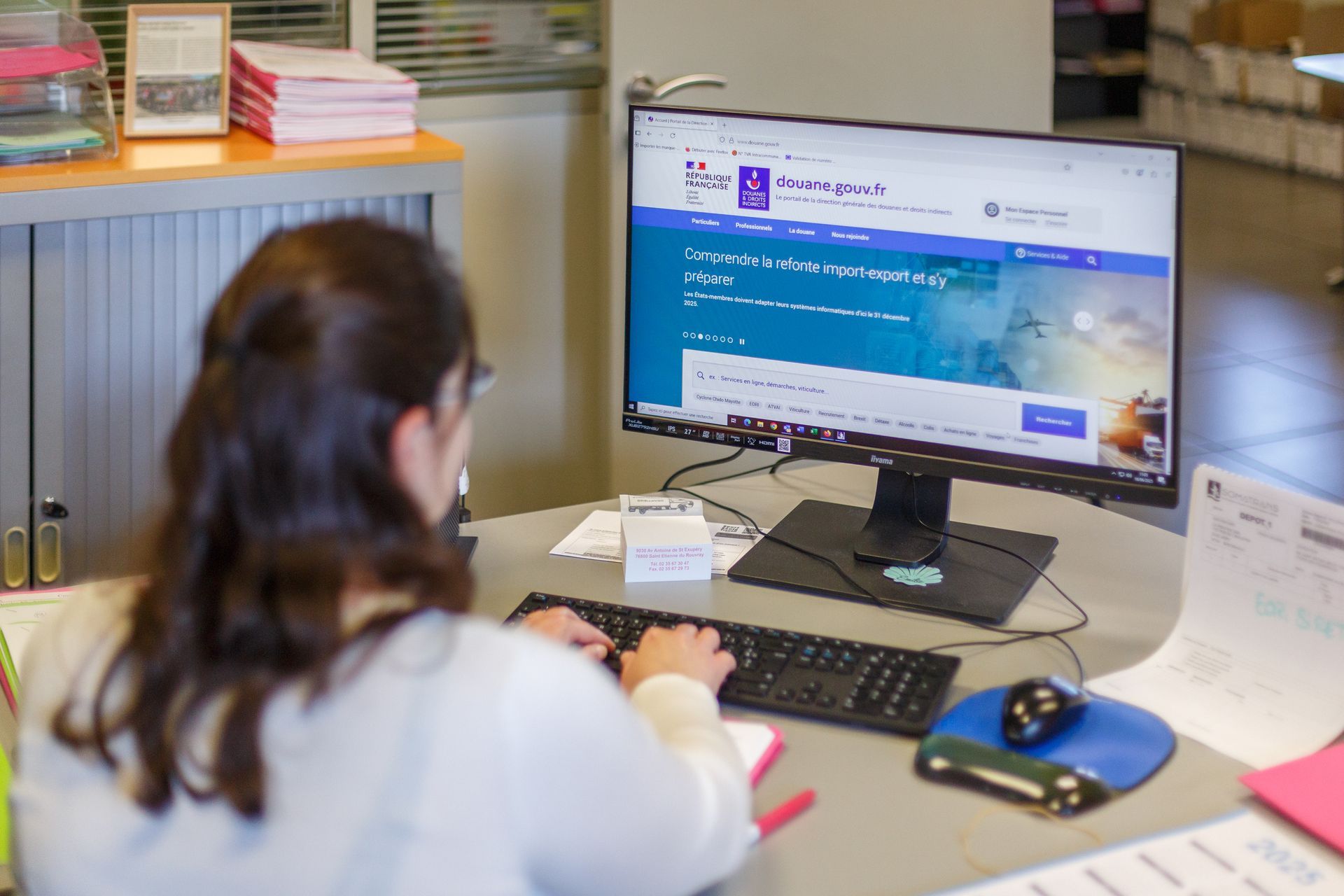 Employée traitant une demande de cotation