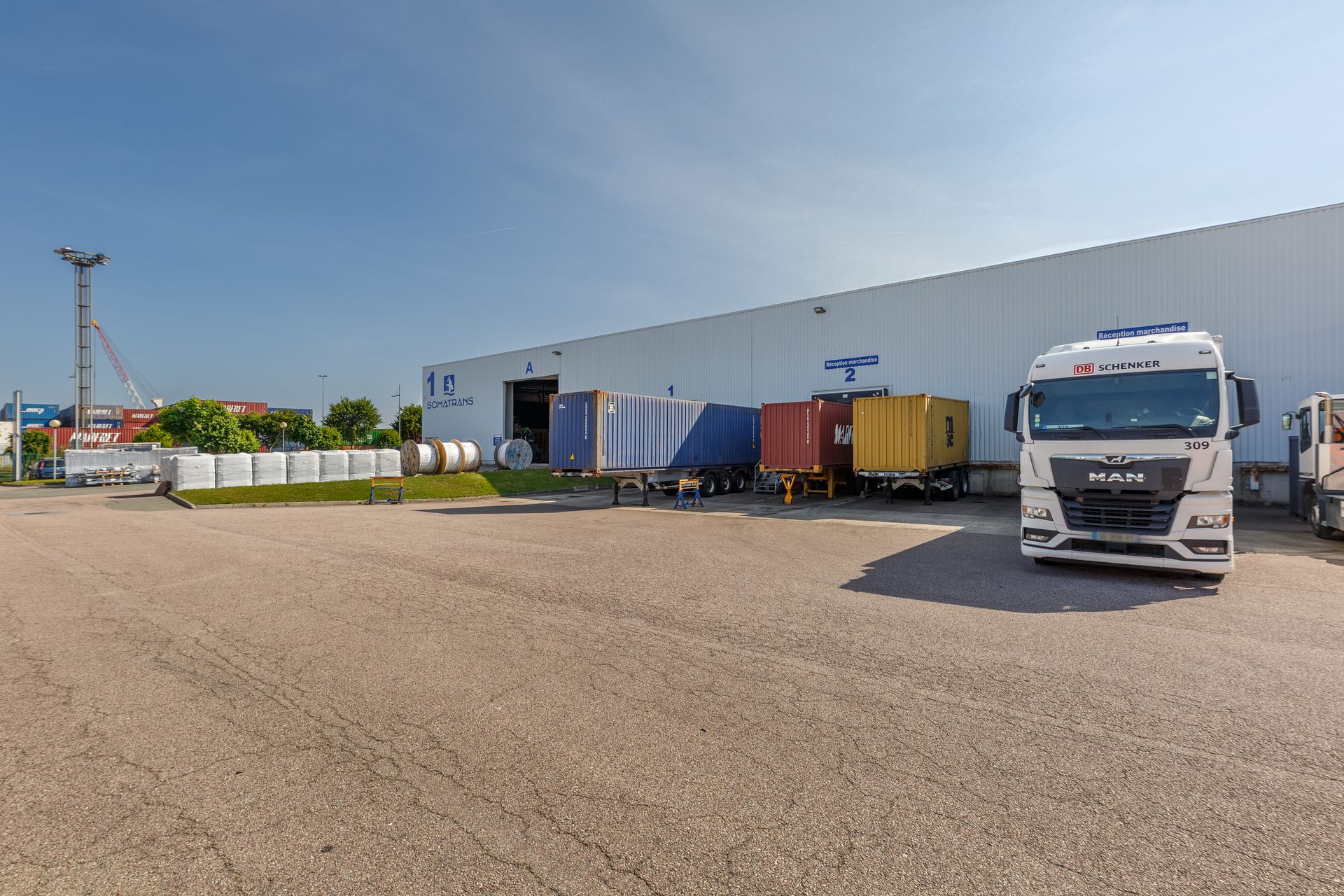 Entrepôt de marchandise avec containers et camions