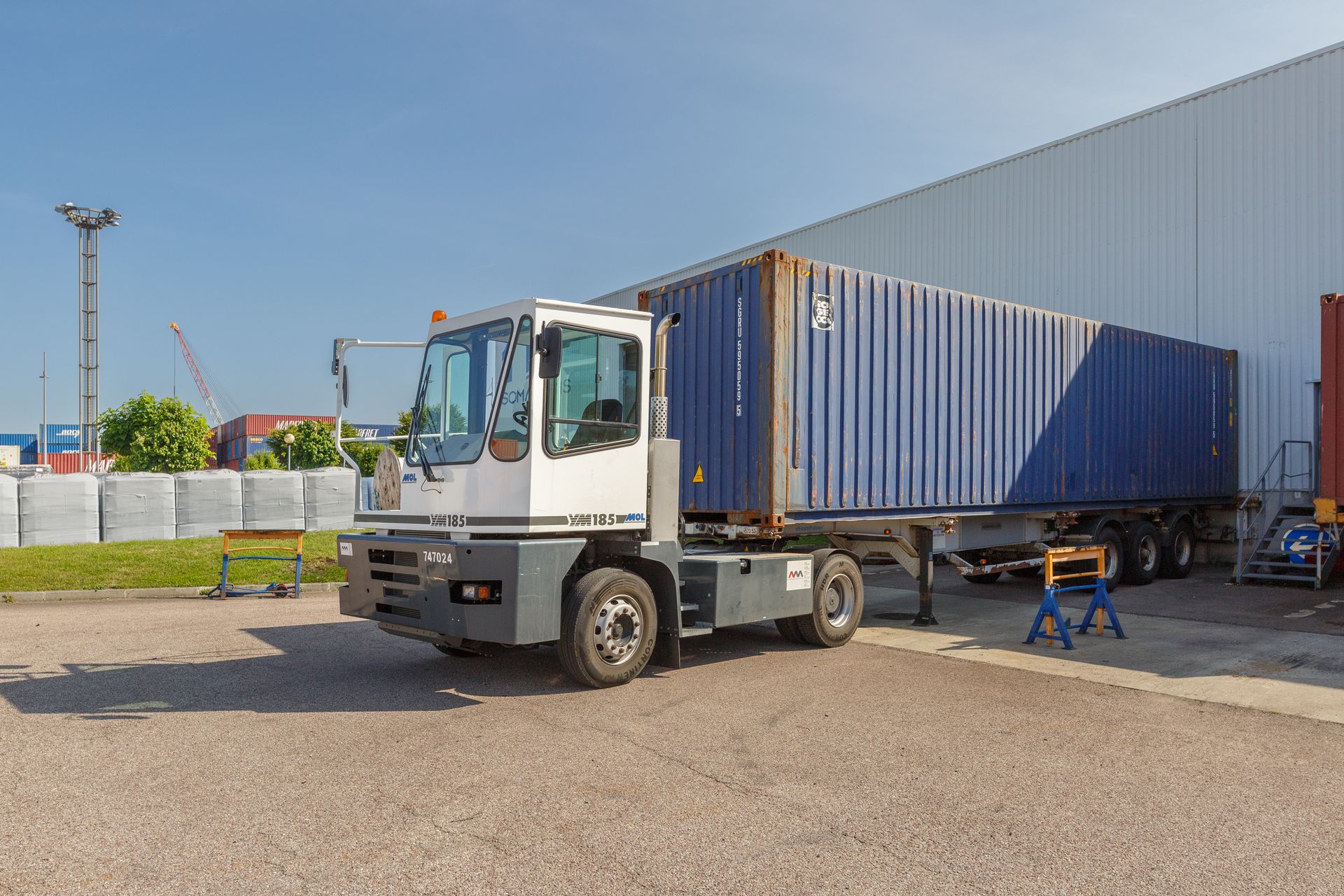 Camion chargé d'un container