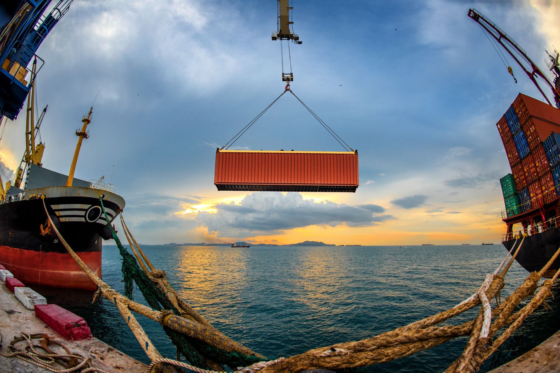 Conteneur en train d'être chargé sur un cargo