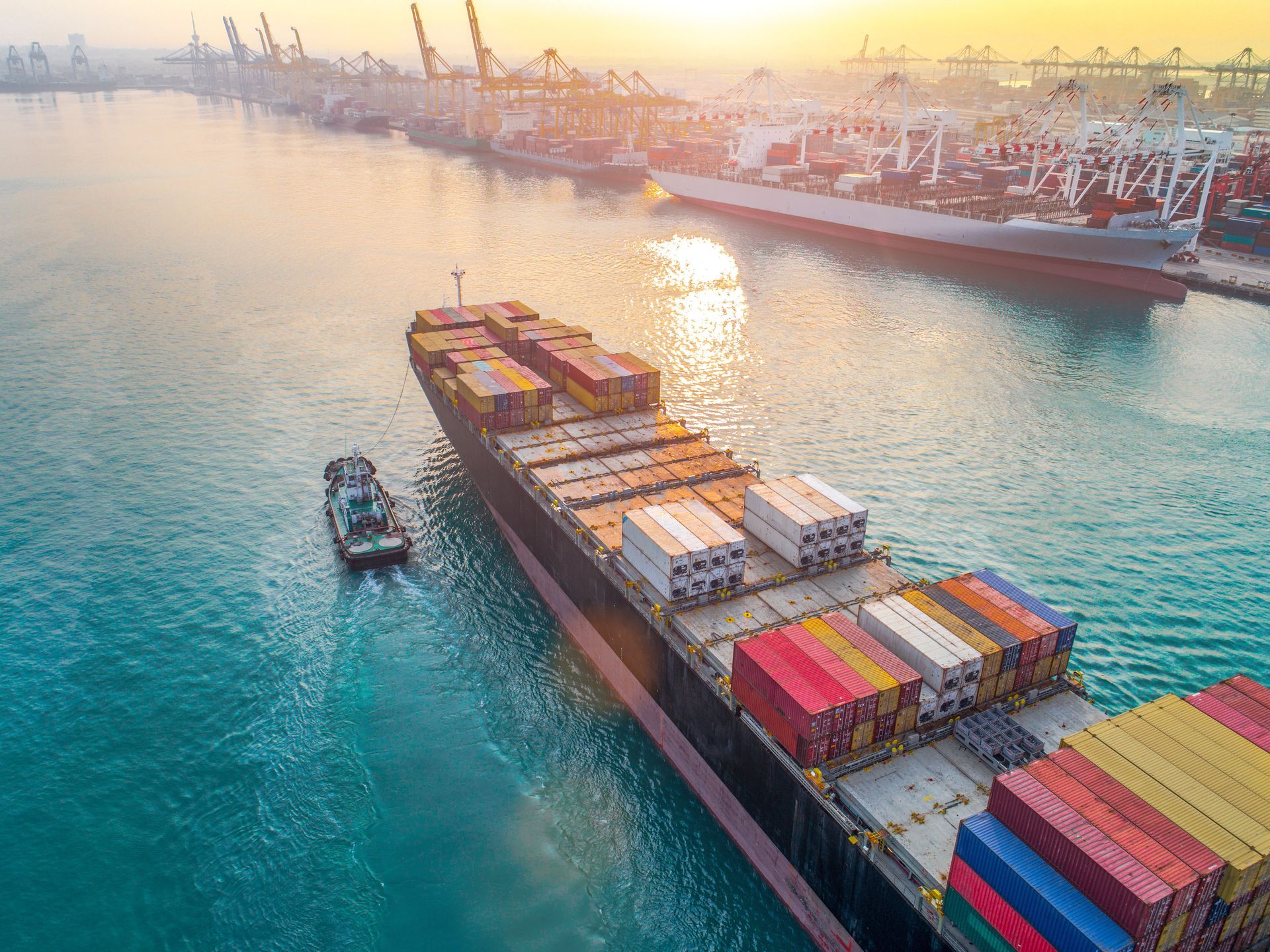 Cargo approchant d'un port