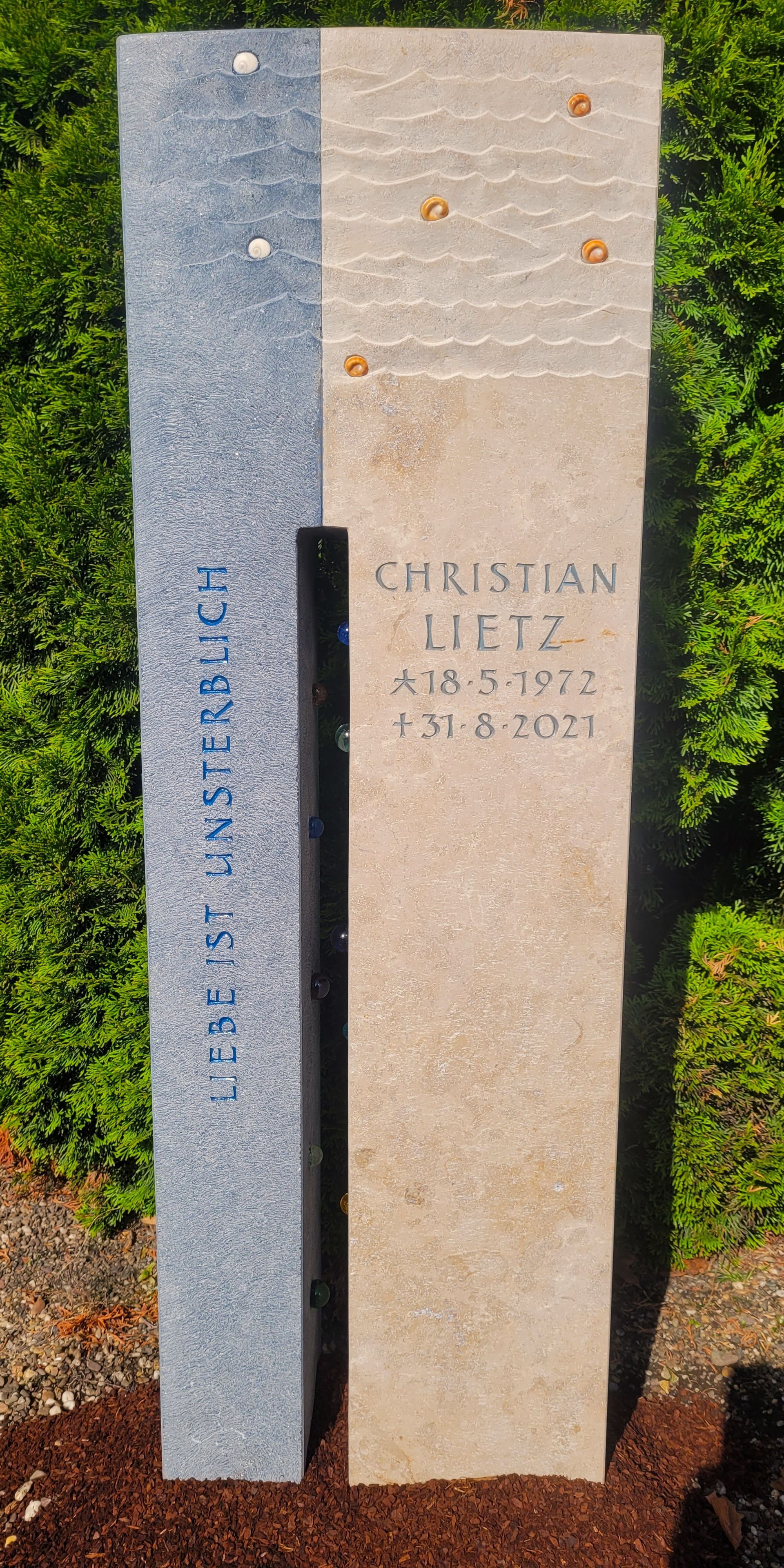 Ein Grabstein auf einem Friedhof erstellt von Steinmetz Ralf Pauschert
