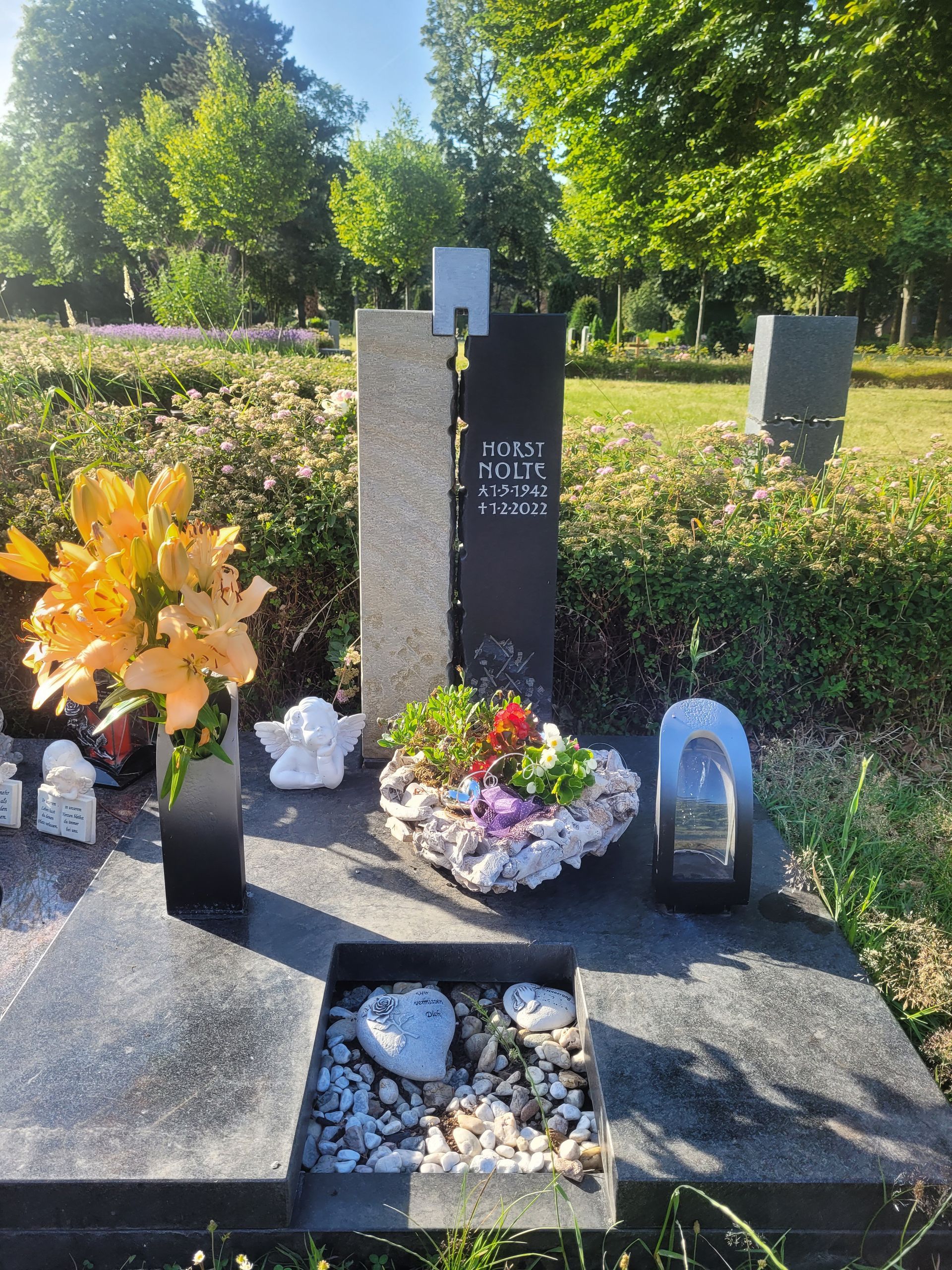 Ein Grabstein auf einem Friedhof erstellt von Steinmetz Ralf Pauschert