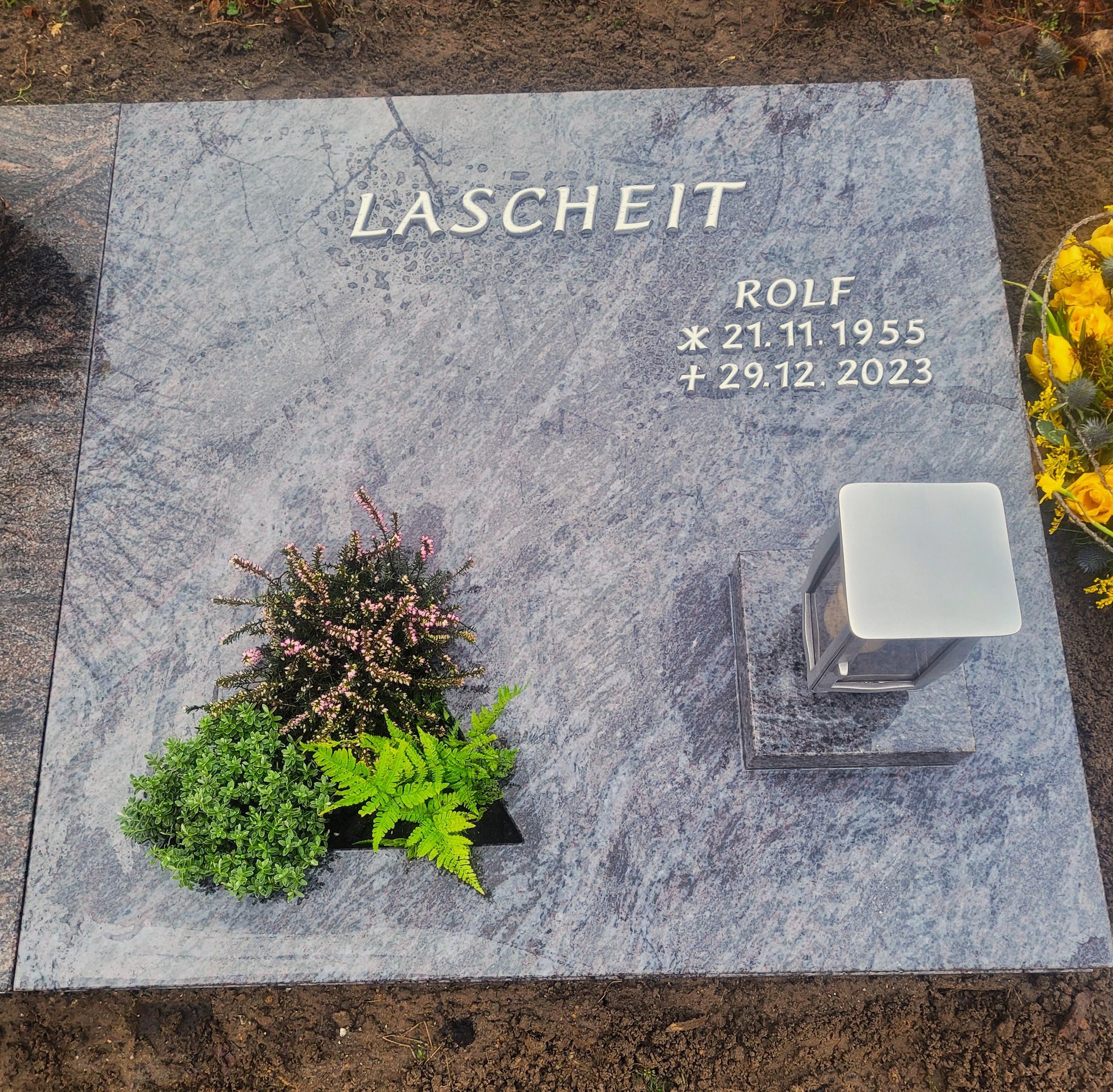 Ein Grabstein auf einem Friedhof erstellt von Steinmetz Ralf Pauschert