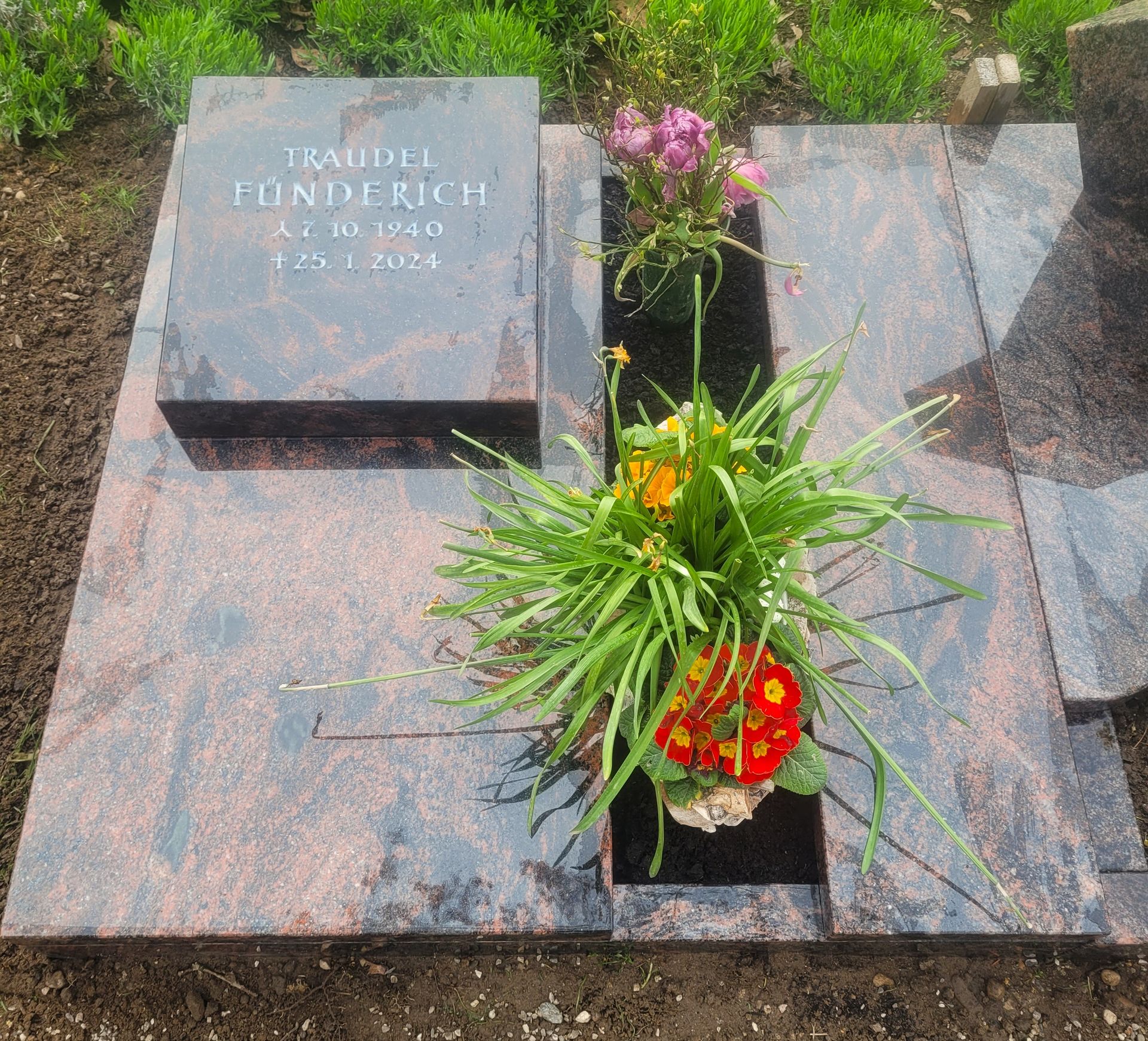 Ein Grabstein auf einem Friedhof erstellt von Steinmetz Ralf Pauschert