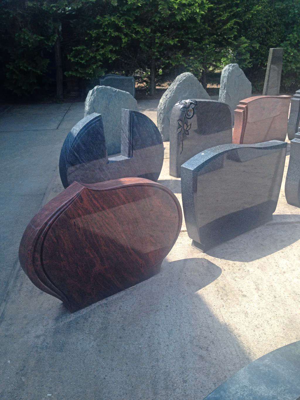 Grabsteine in unterschiedlichen Formen