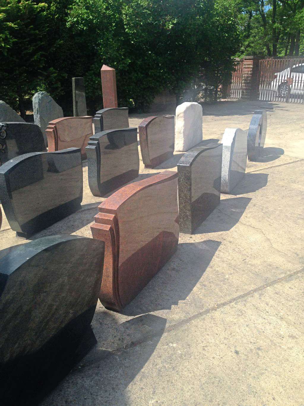 verschiedene Arten von Grabsteinen