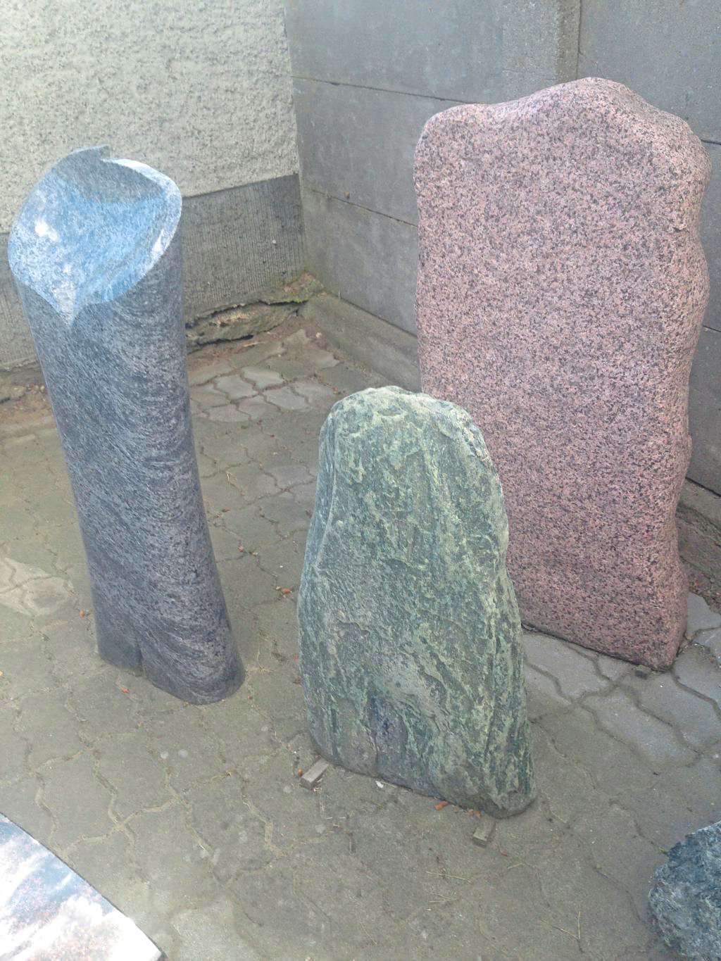 Grabsteine in unterschiedlichen Farben und Größen