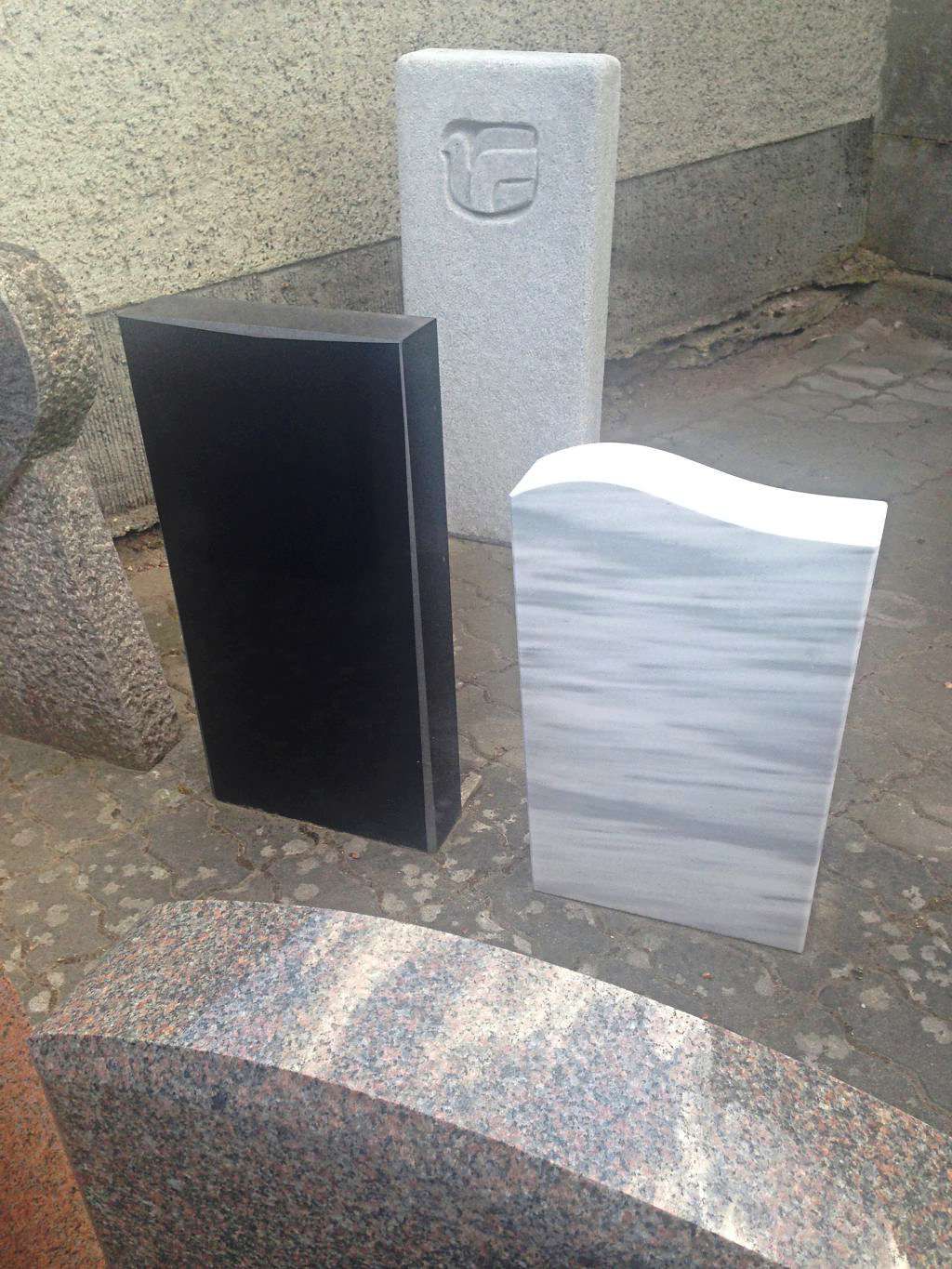 schwarzer und weißer Grabstein