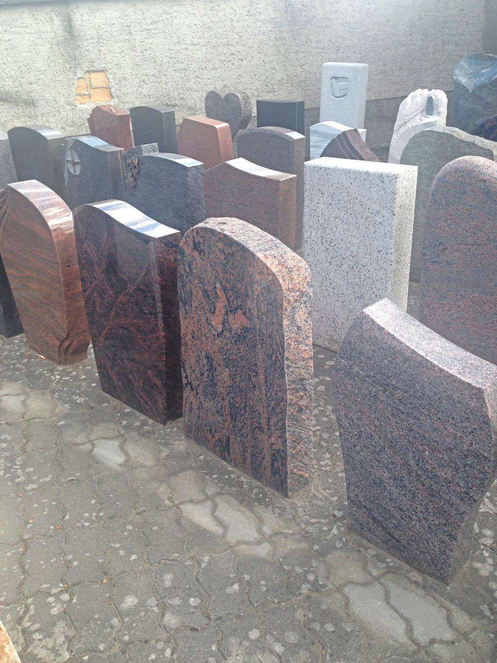 Grabsteine aufgereiht