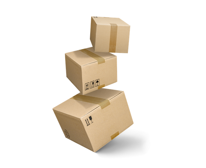Trois cartons d'expédition empilés.
