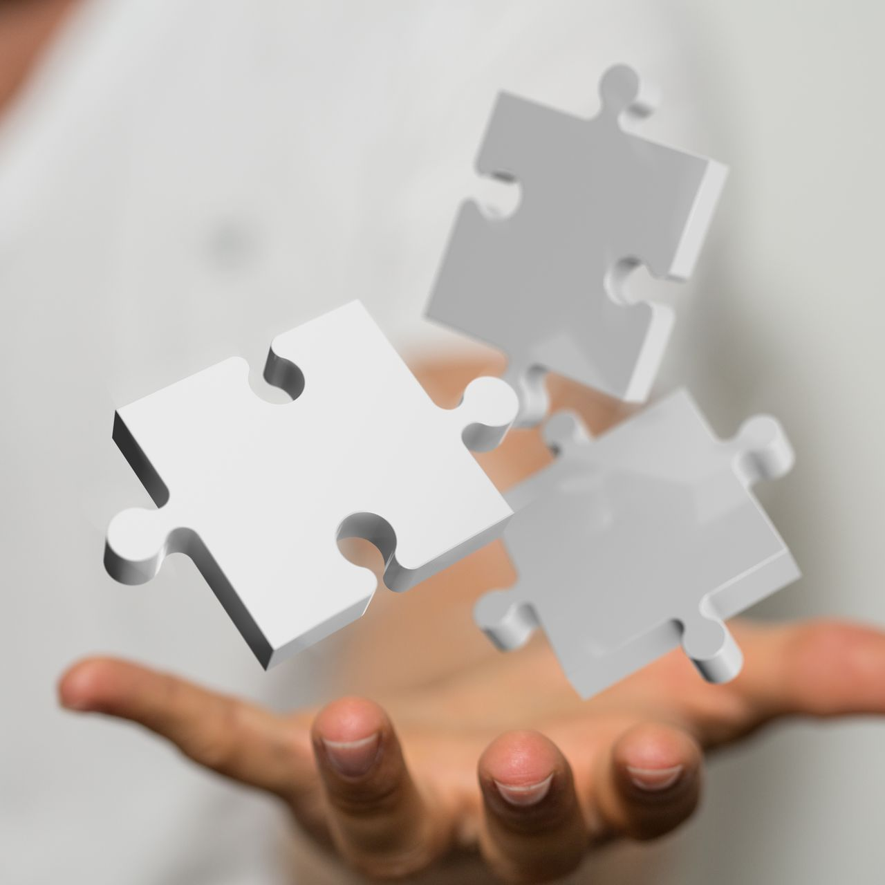 Main tenant trois pièces de puzzle.