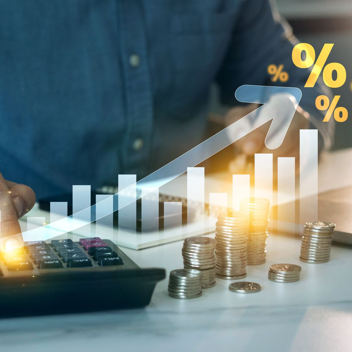 Une personne utilise une calculatrice avec un graphique à barres ascendantes, des pièces de monnaie et des symboles de pourcentage.