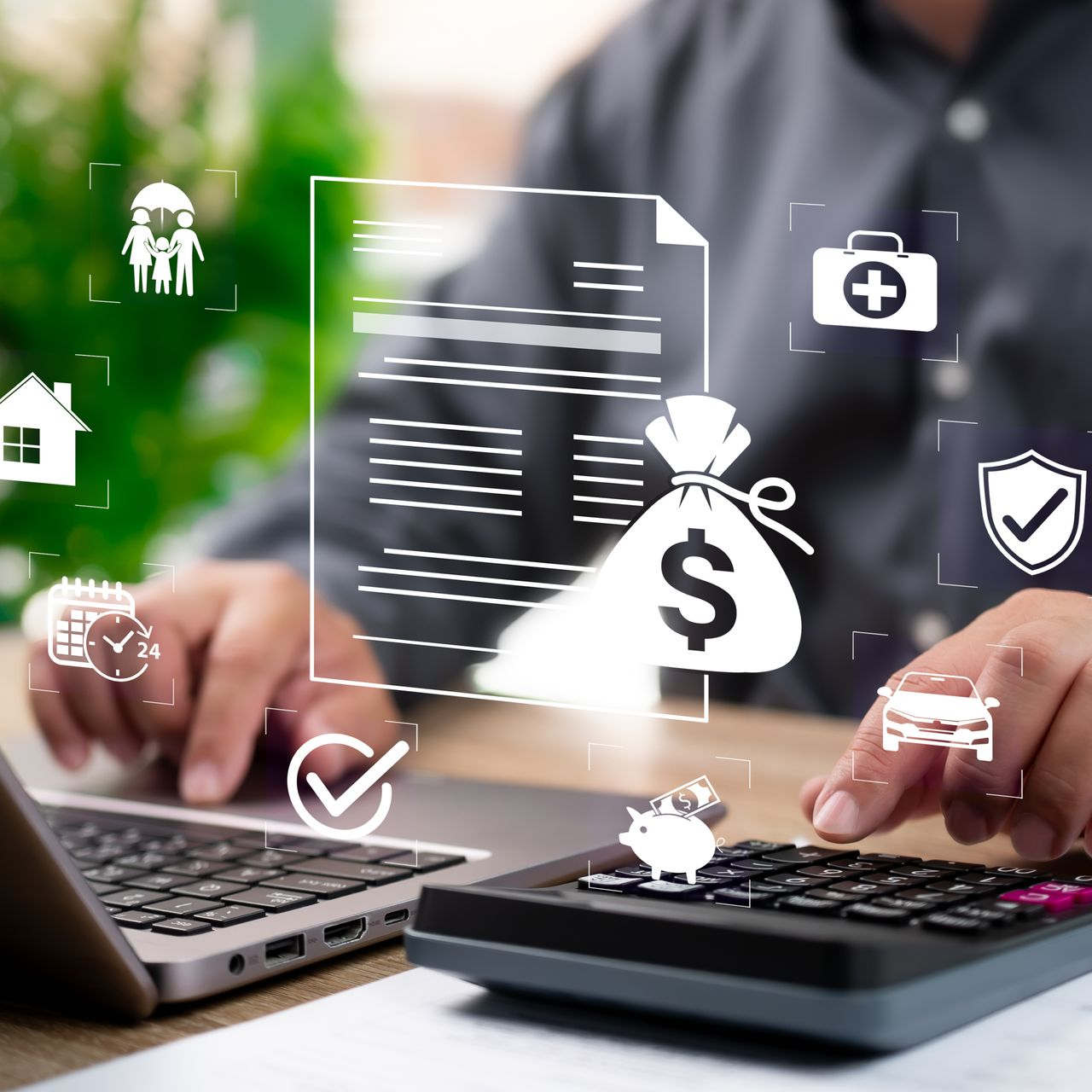 Une personne effectue des calculs financiers sur une calculatrice près d'un ordinateur portable, avec des icônes d'assurance superposées.