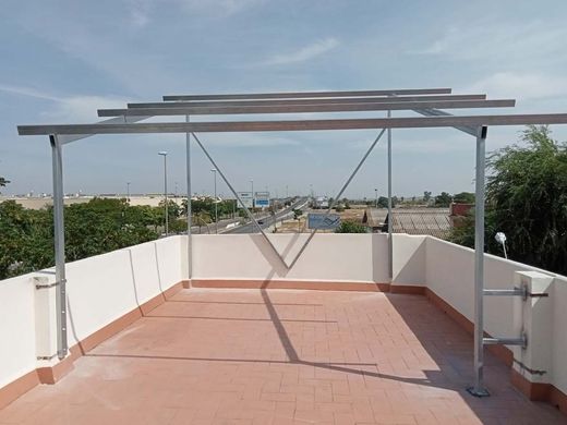 Marco de panel solar de acero en la azotea con vista a la ciudad.