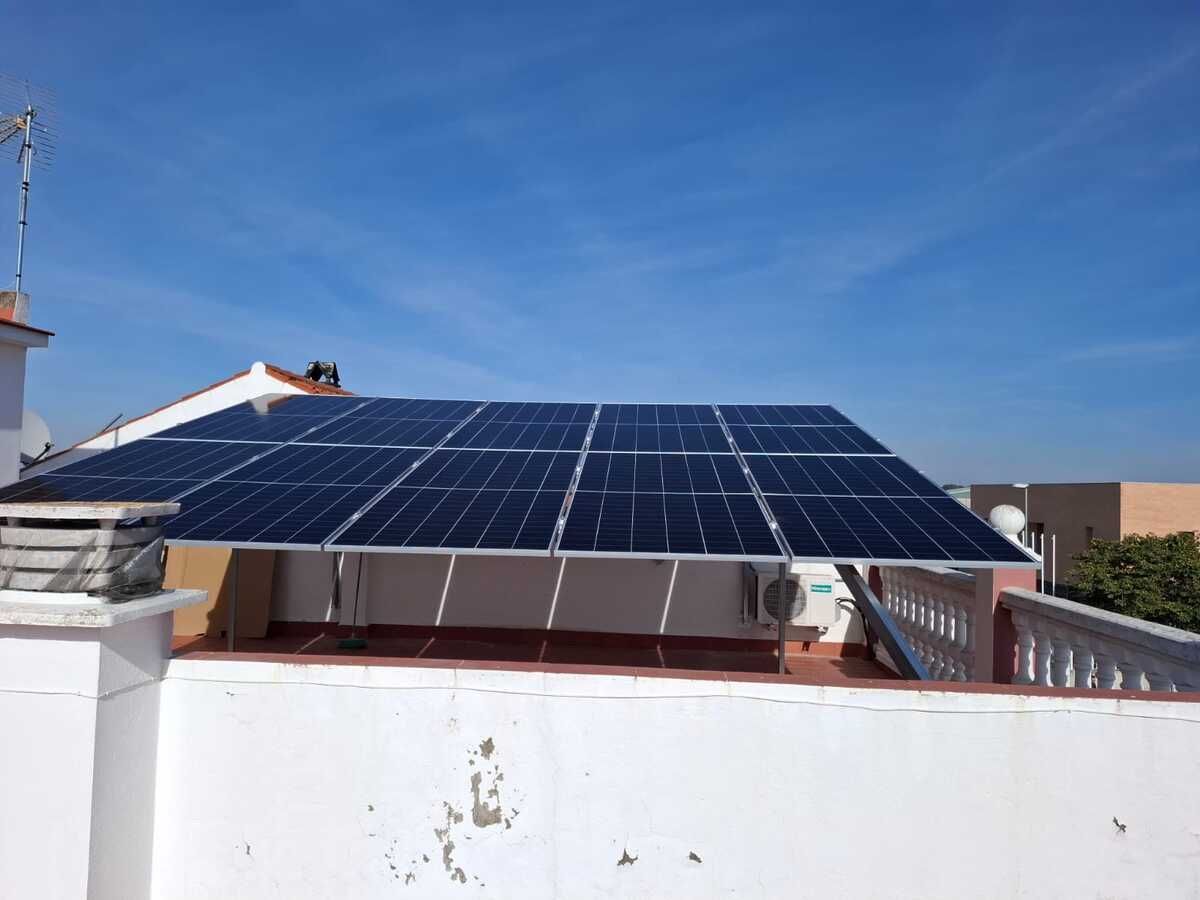 Paneles solares en un tejado, contra un cielo azul.