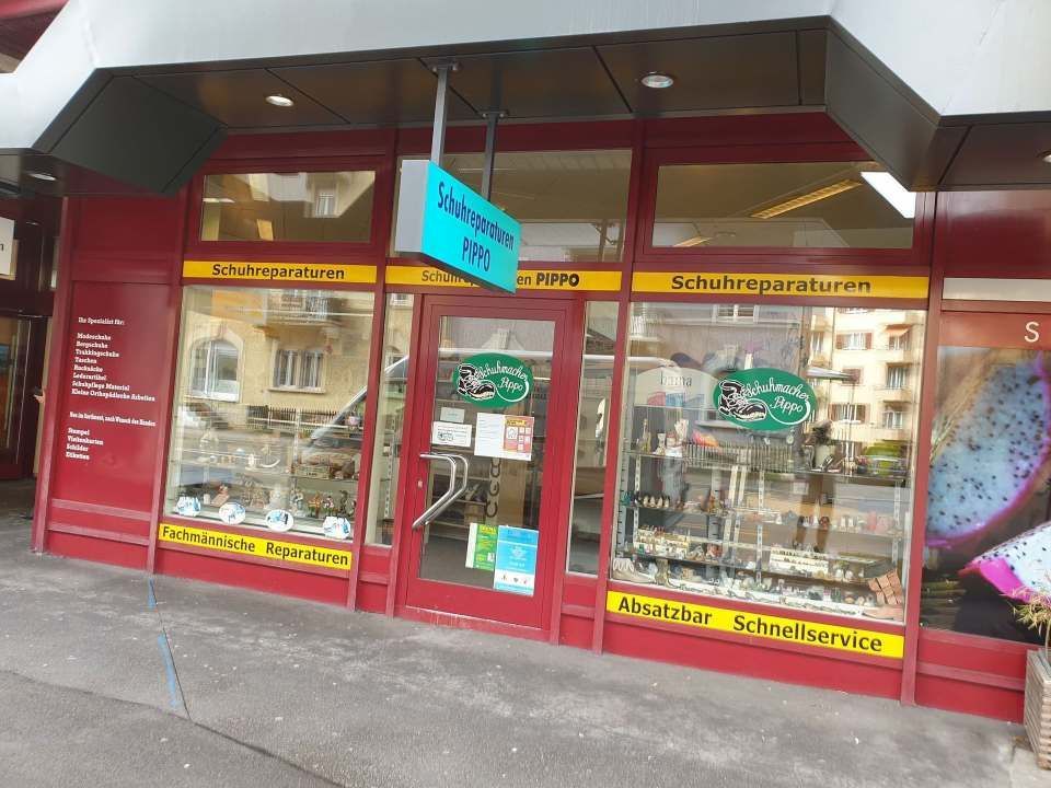 Una vetrina con un cartello blu 