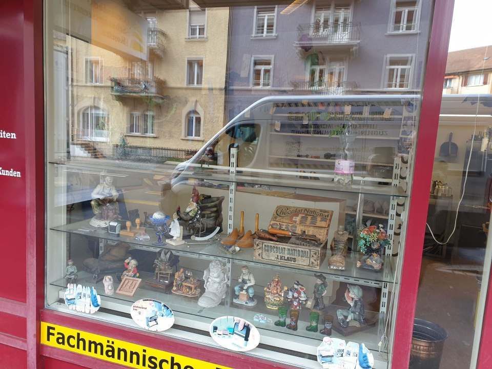 Una teca con dentro alcune statuette.