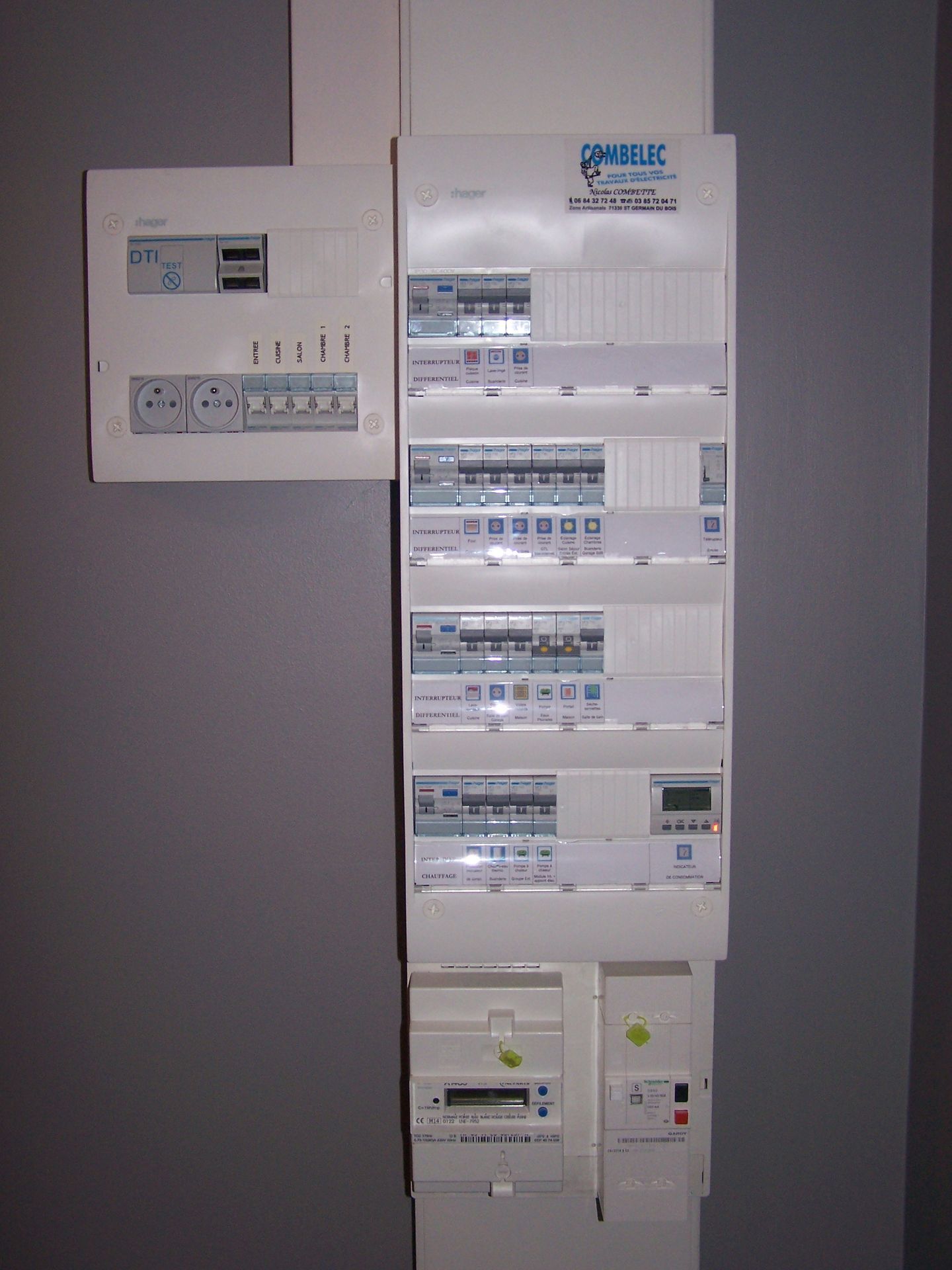 Un tableau électrique blanc