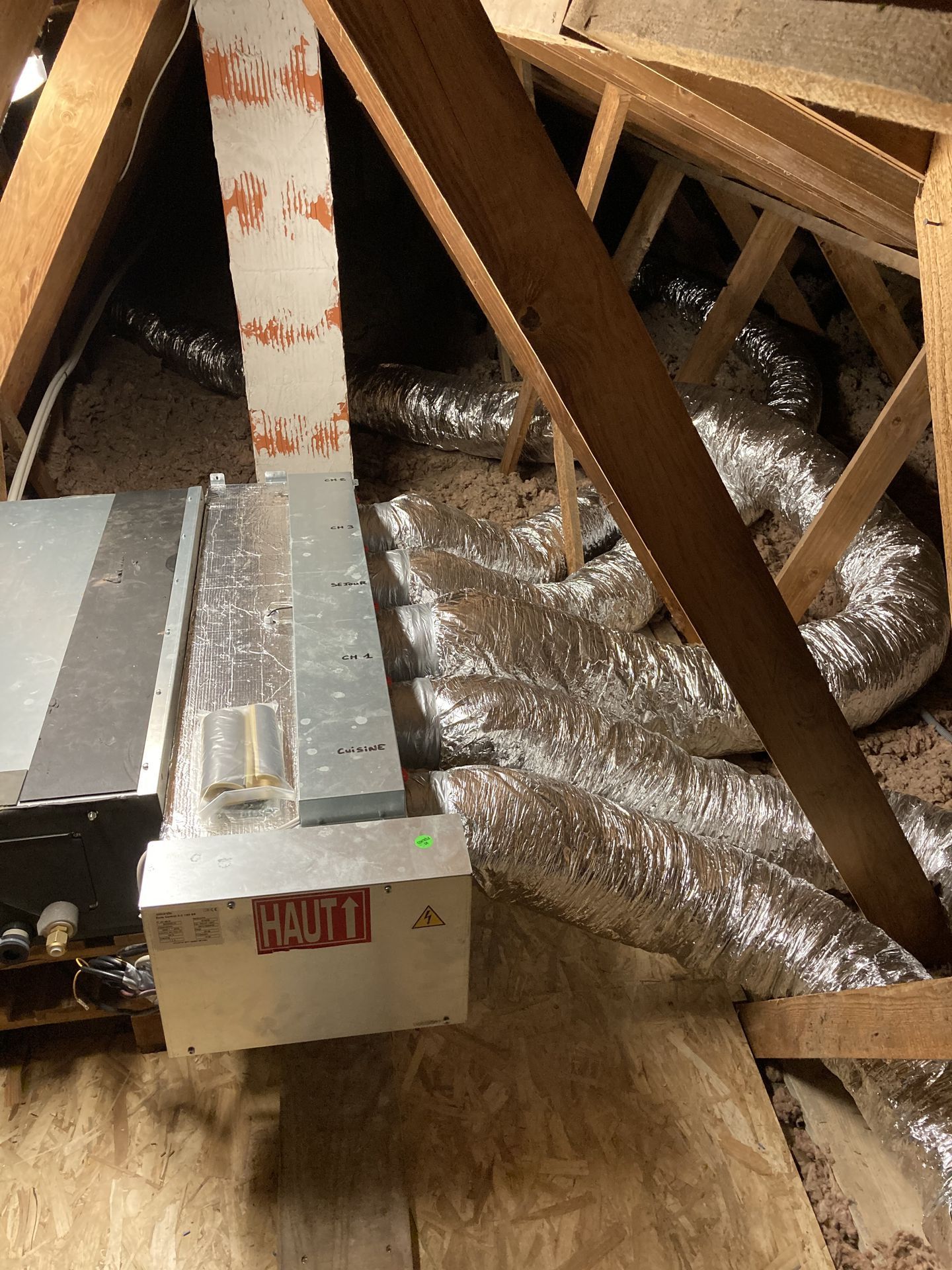 Des combles avec les tuyaux d'une climatisation