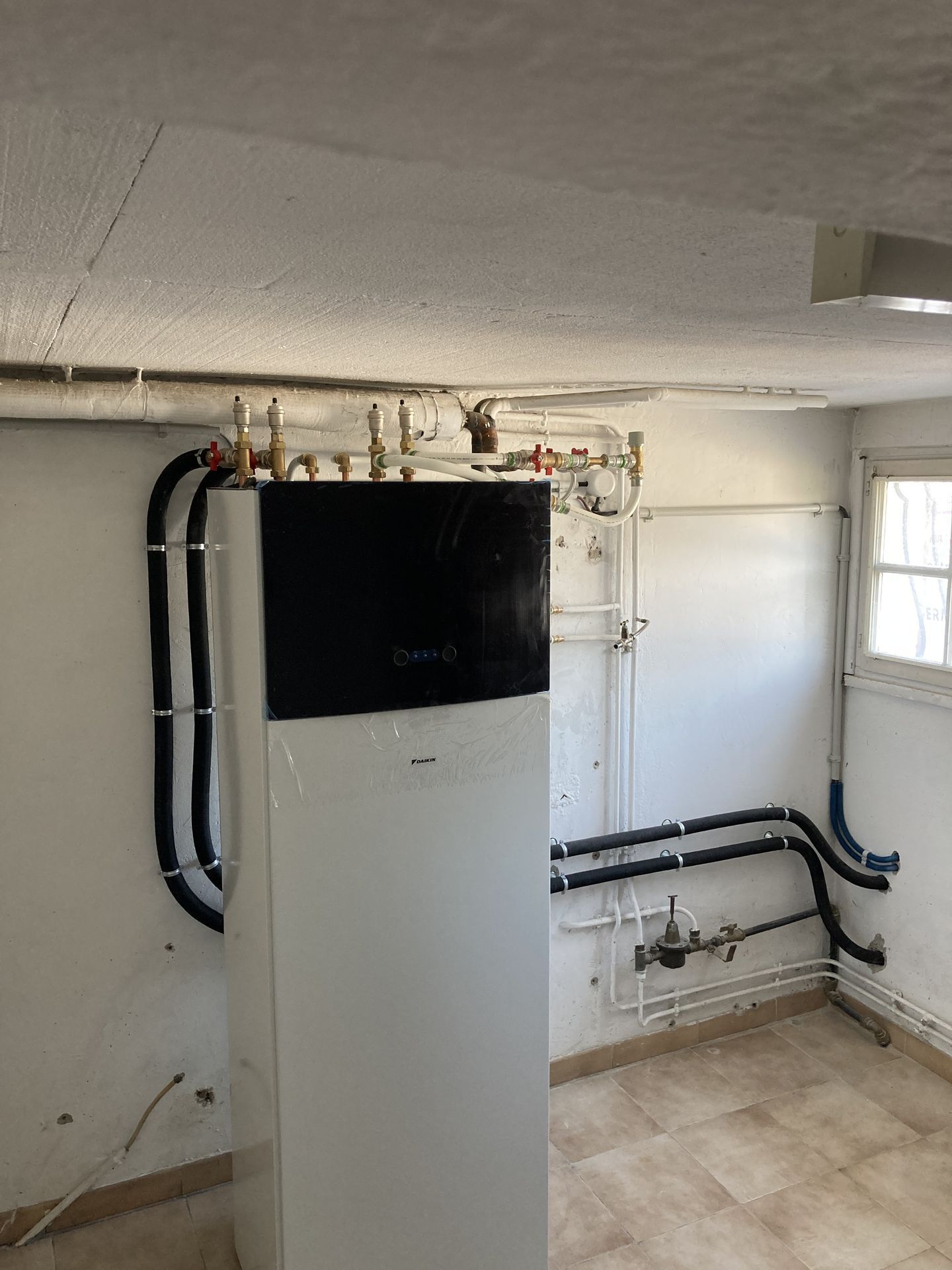 Une pompe à chaleur près d'une fenêtre