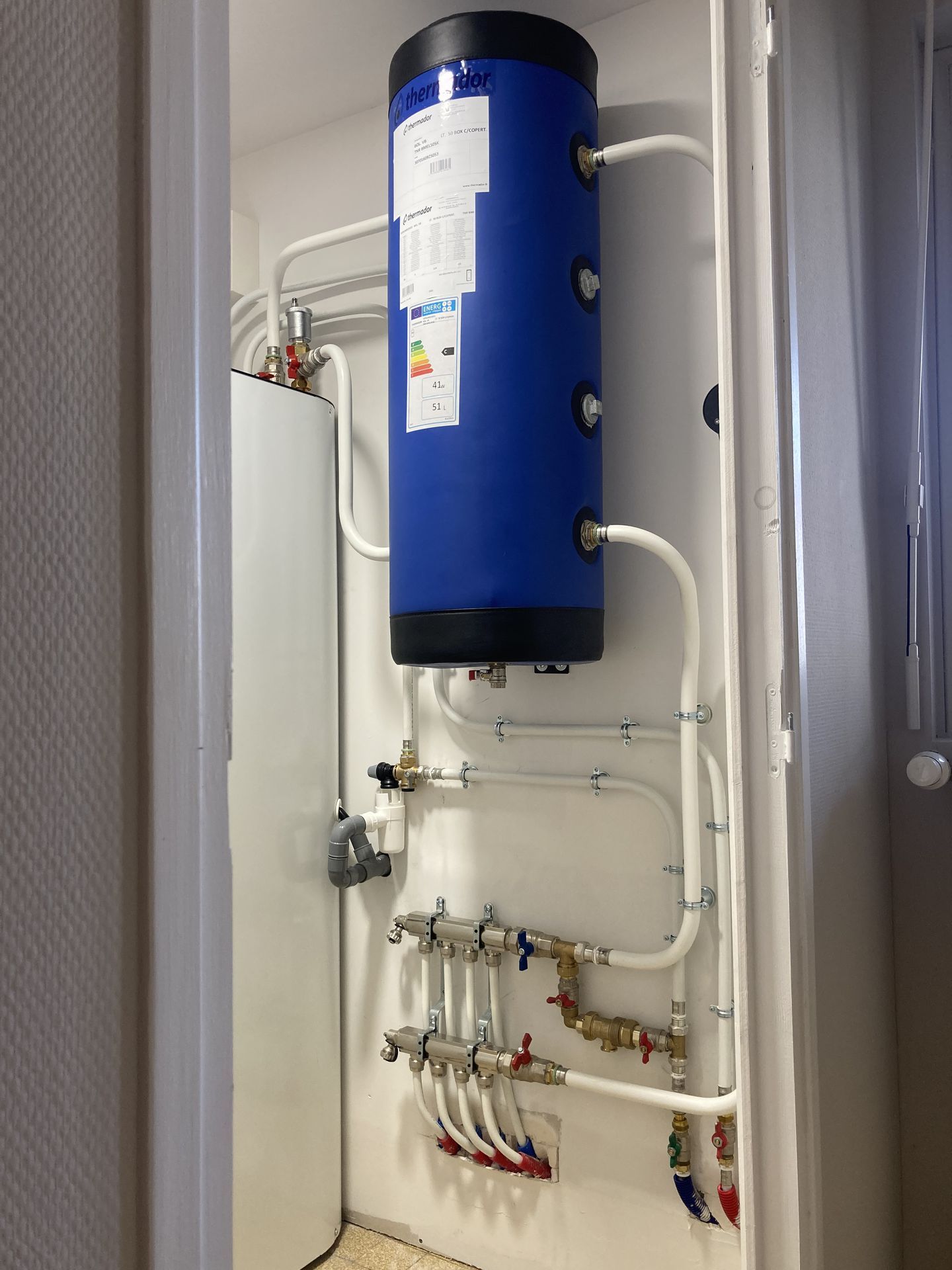 Un système de pompe à chaleur bleu