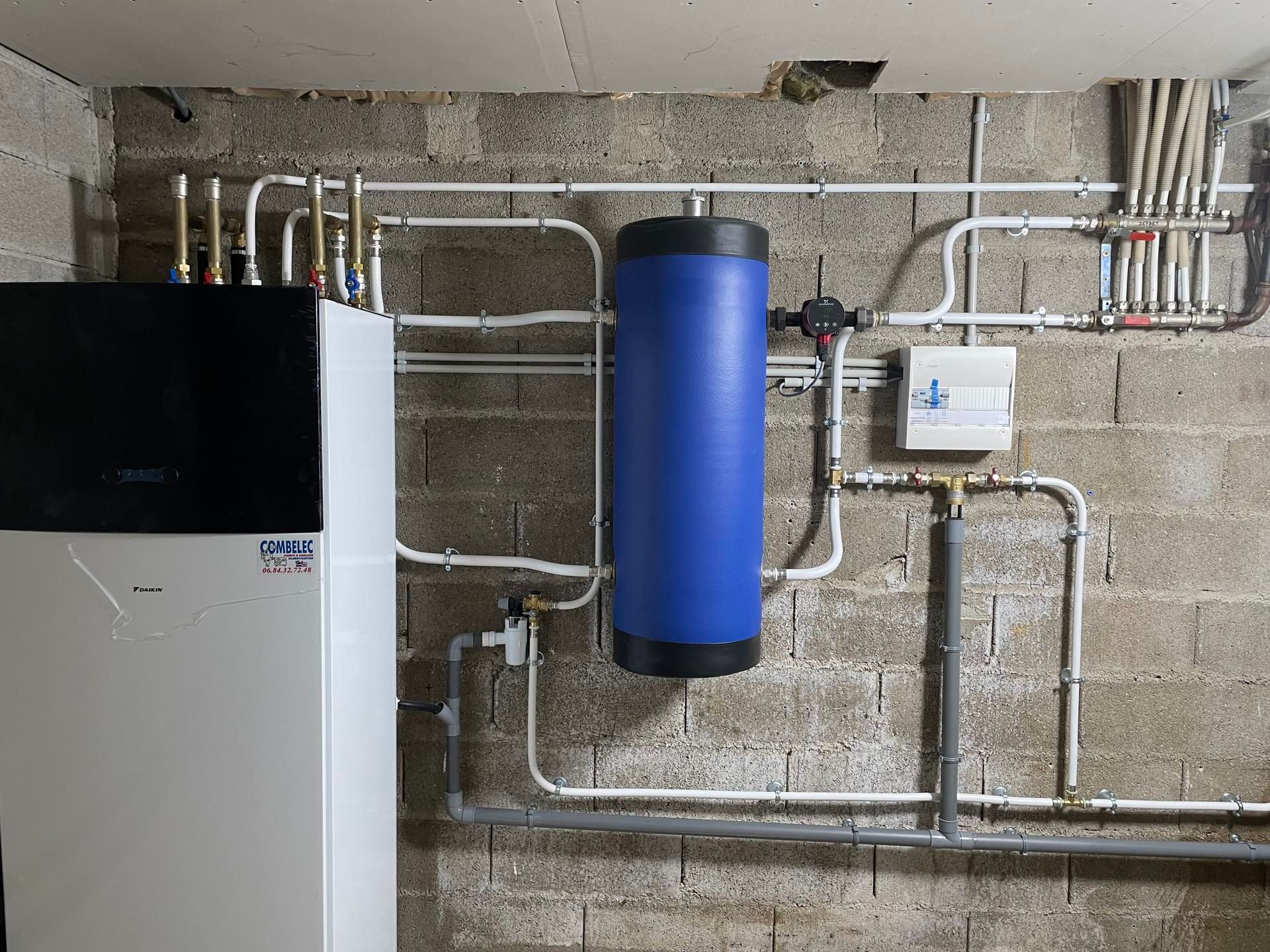 Un chauffe-eau avec une partie bleue et cylindrique dans une cave