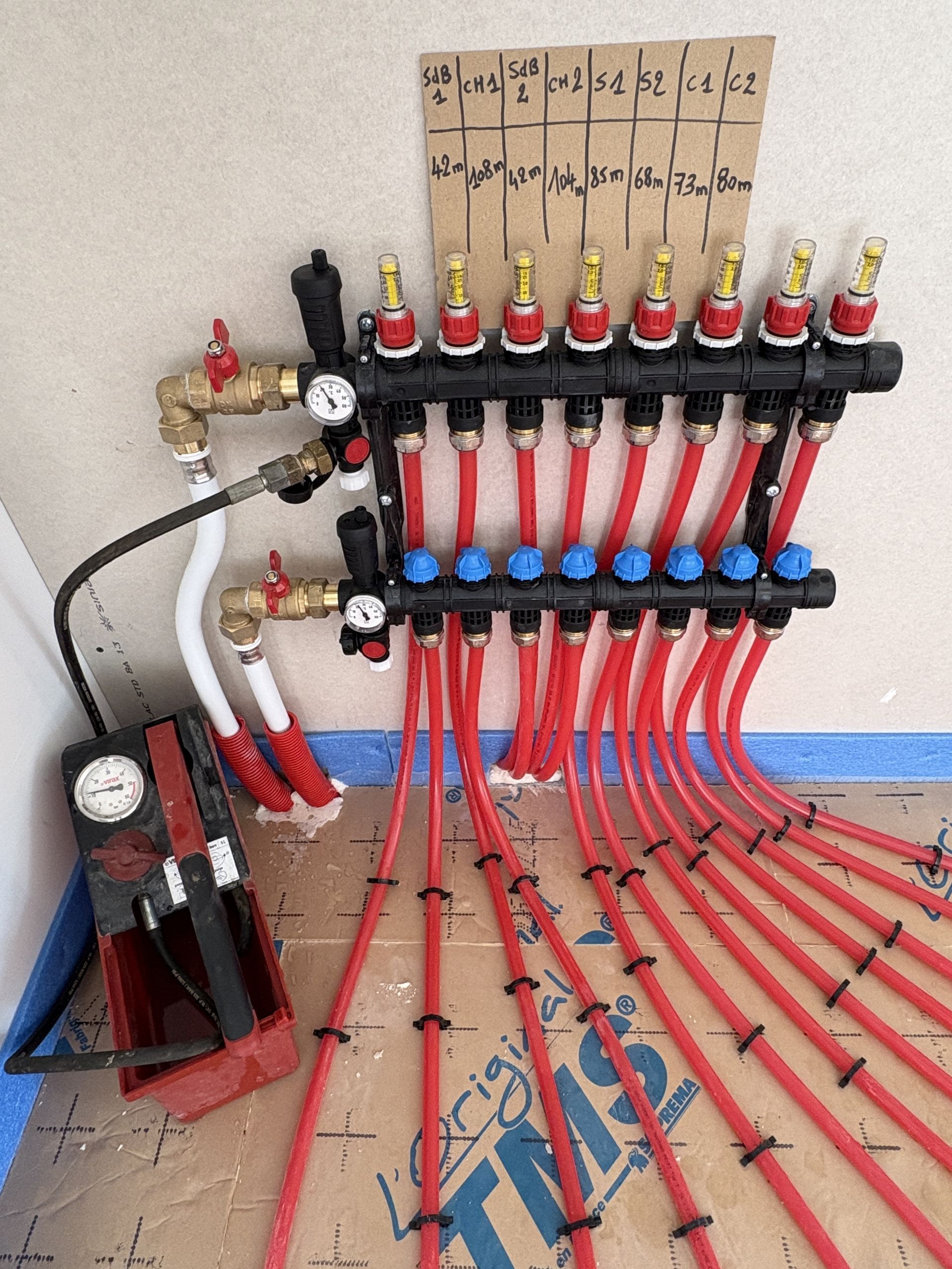 Des tuyaux de chauffe-eau avec un carton d'indication