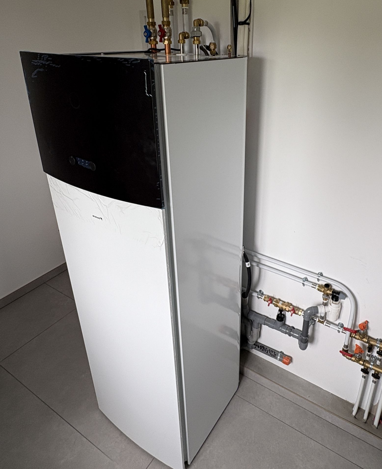 Un chauffe-eau thermodynamique de côté