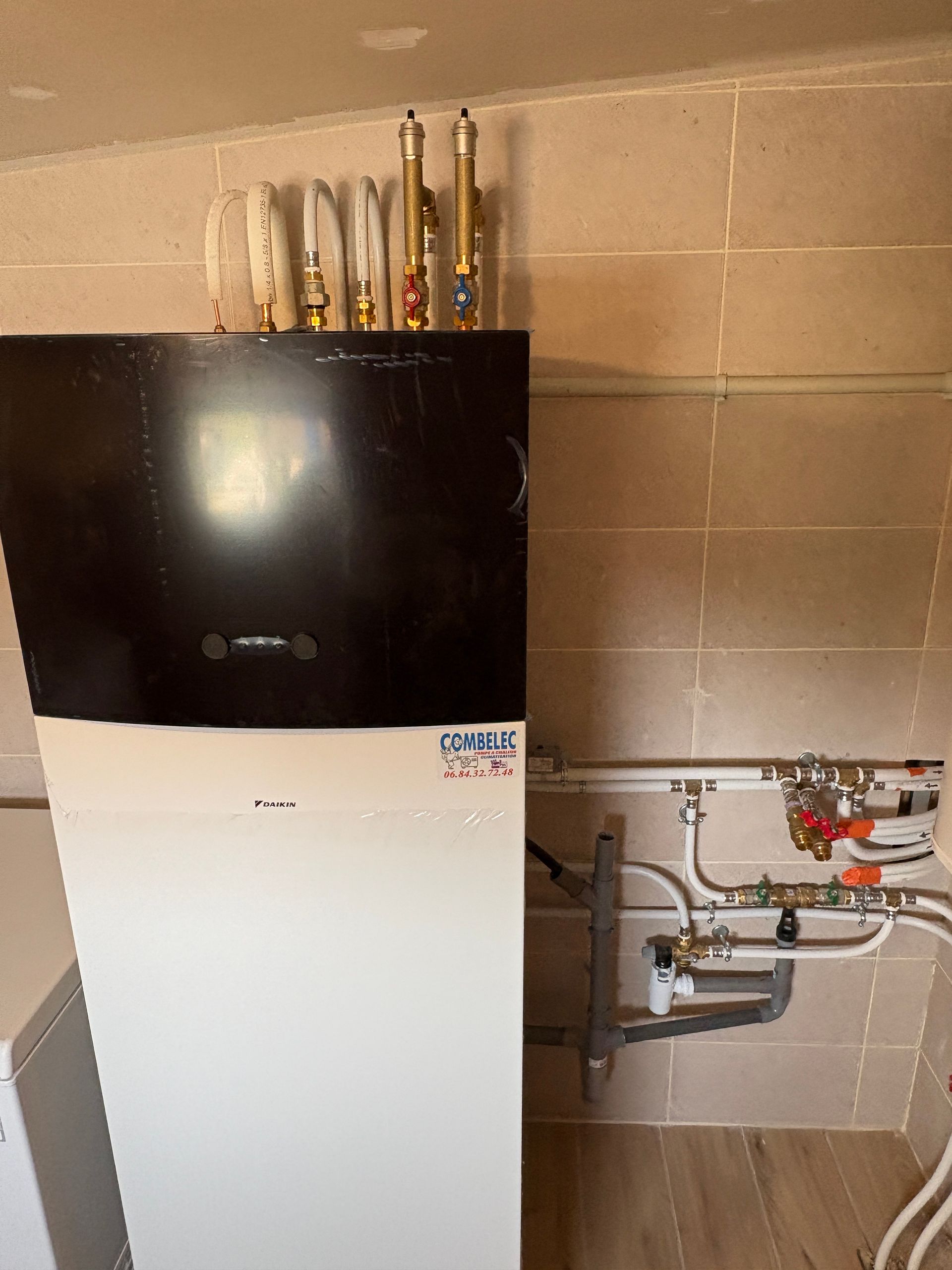 Le haut d'un chauffe-eau