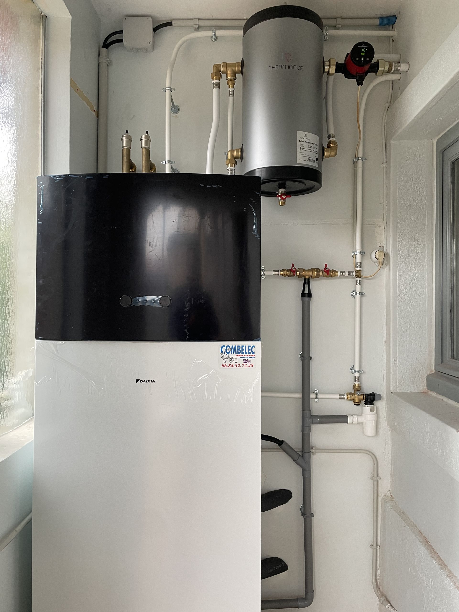 Un chauffe-eau avec des tuyaux