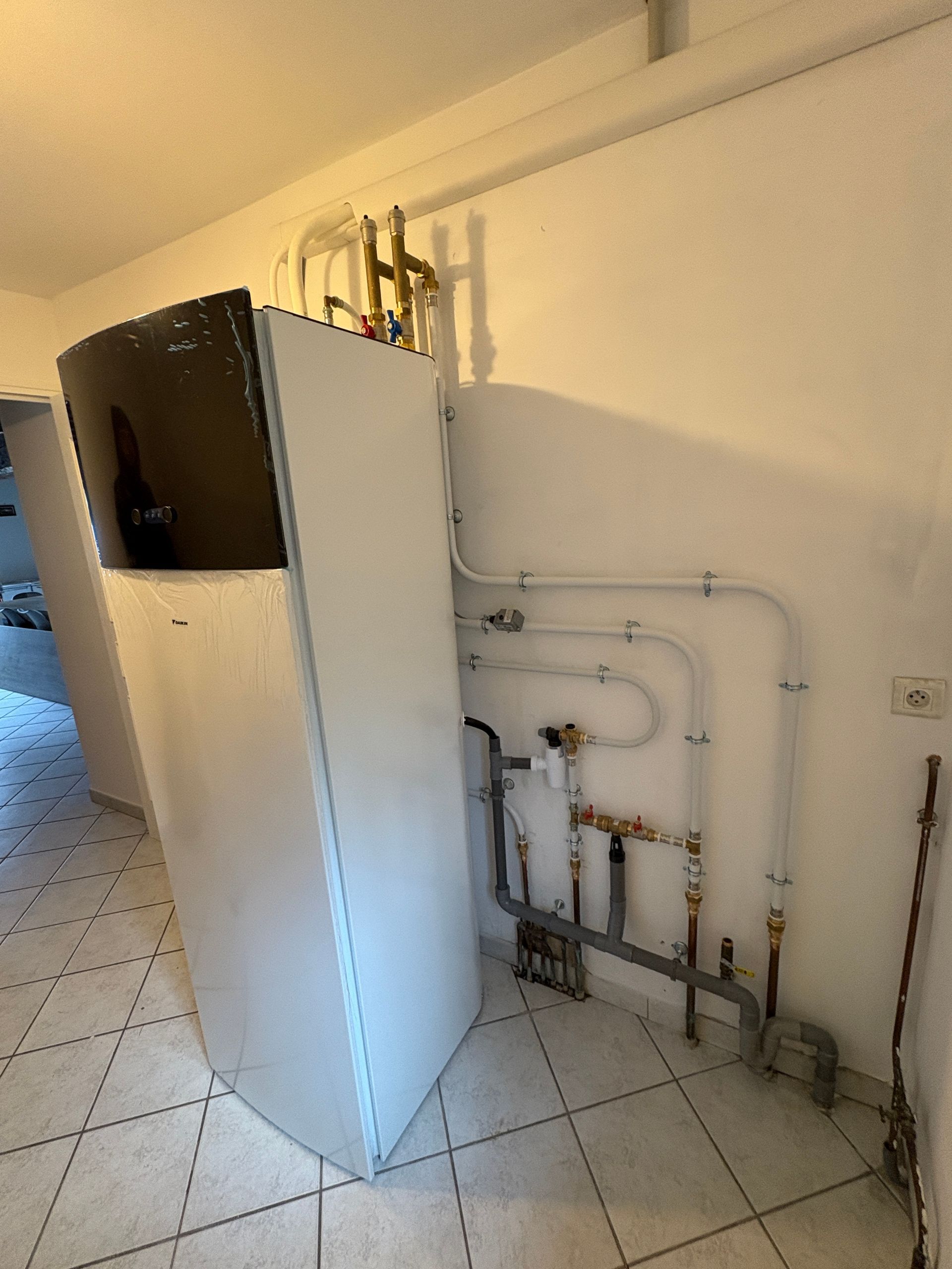 Un chauffe-eau vue de côté