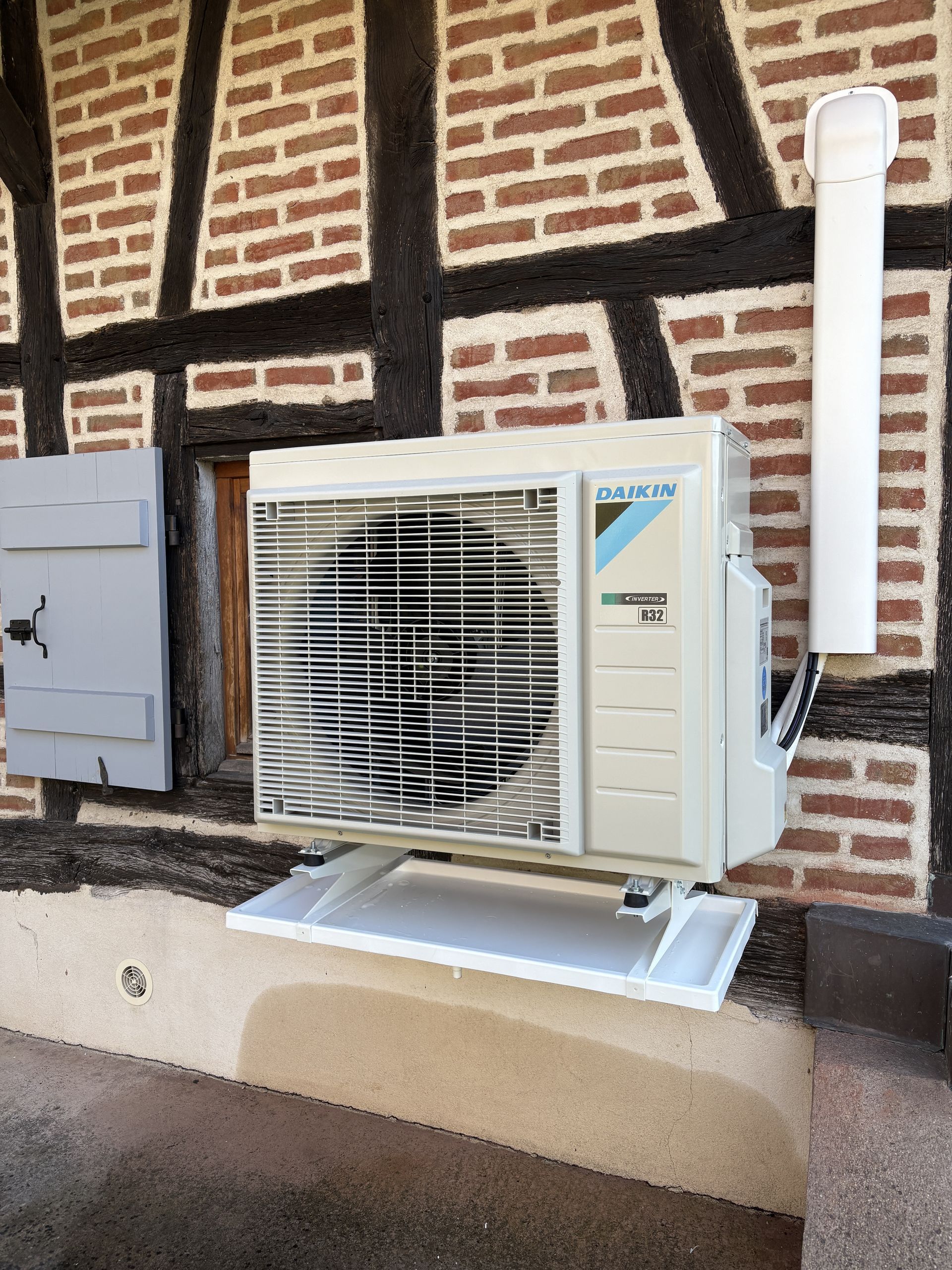 Un bloc extérieur devant une maison à colombages