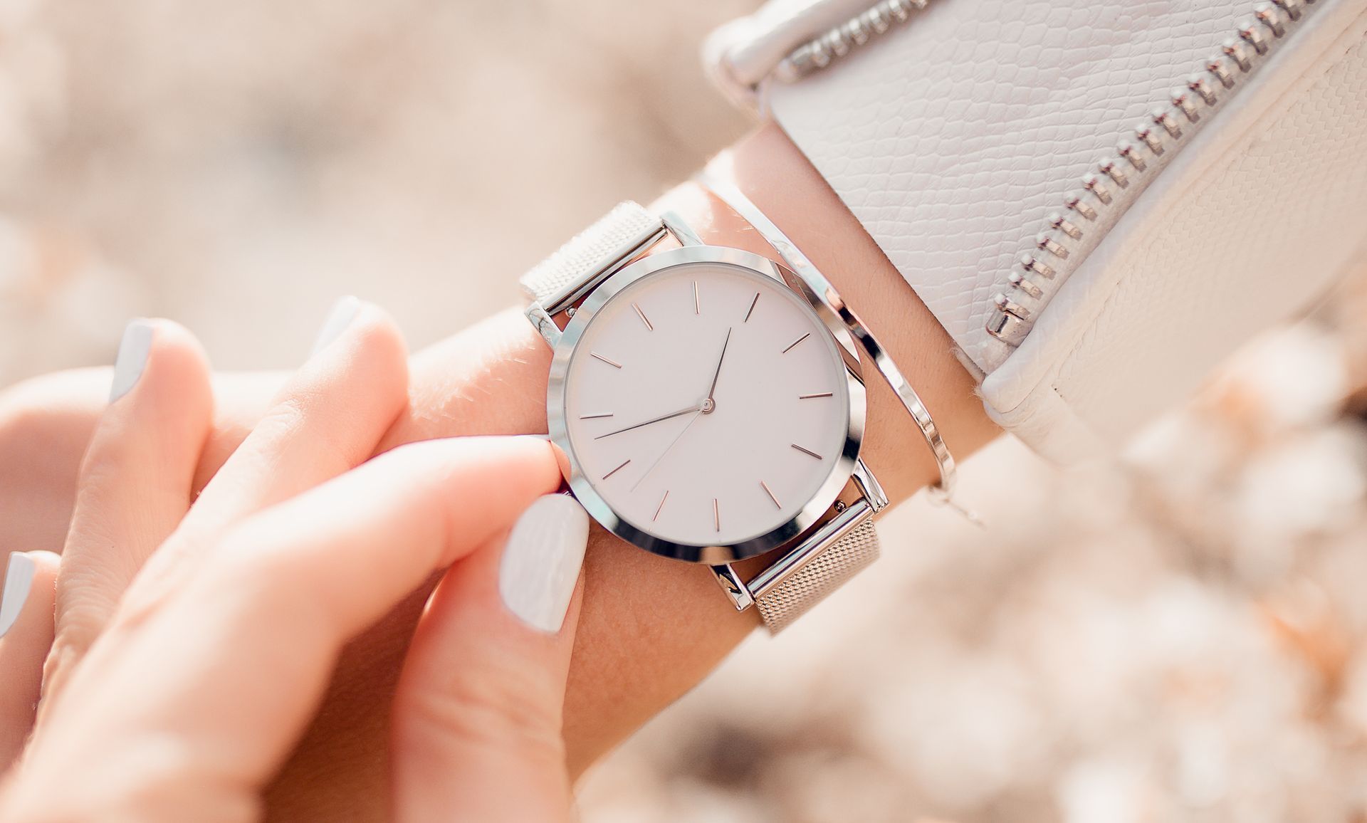 Femme avec une montre argentée