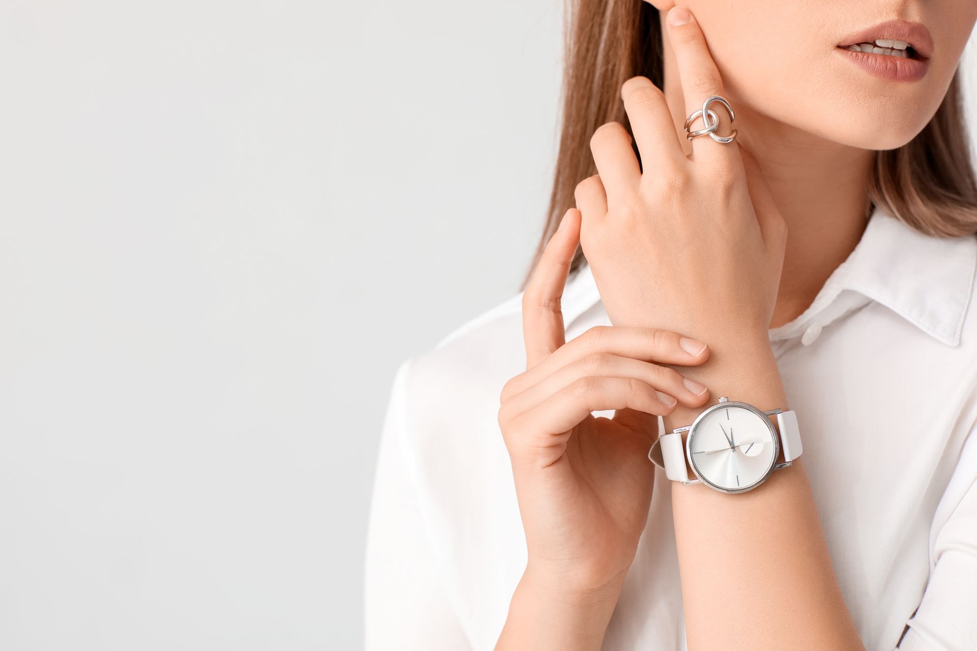 Femme avec une montre blanche