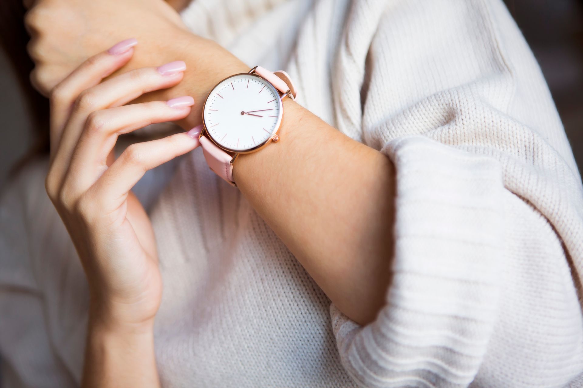 Femme avec une montre