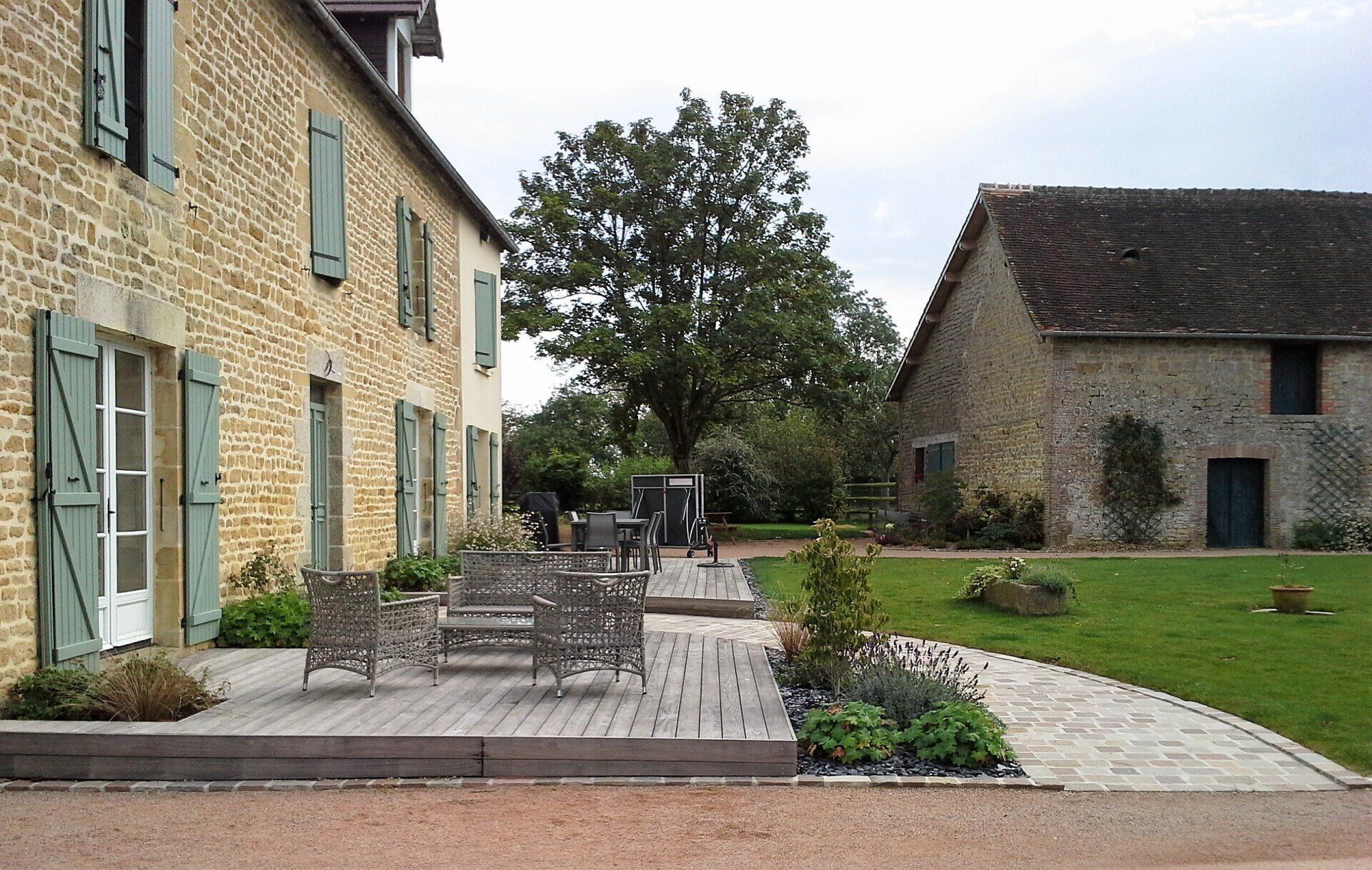 Allée en pierre donnant sur une terrasse