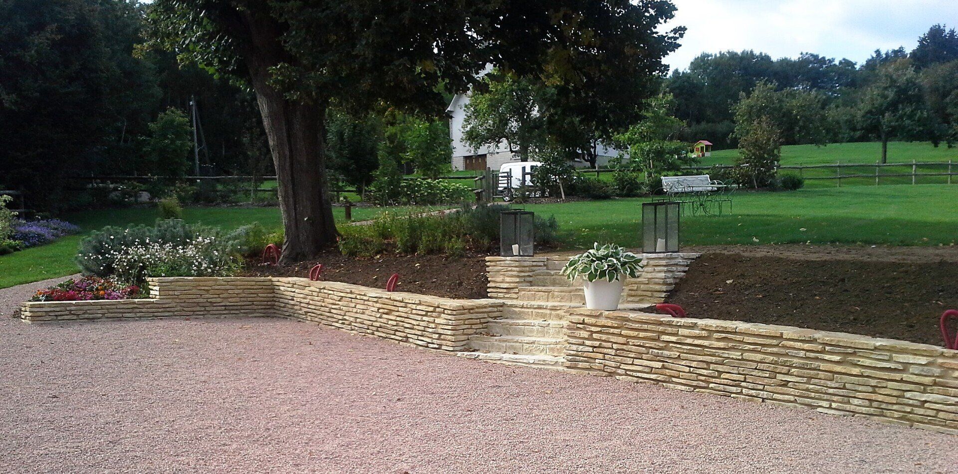 Soutènement à l'aide d'un petit muret avec escalier